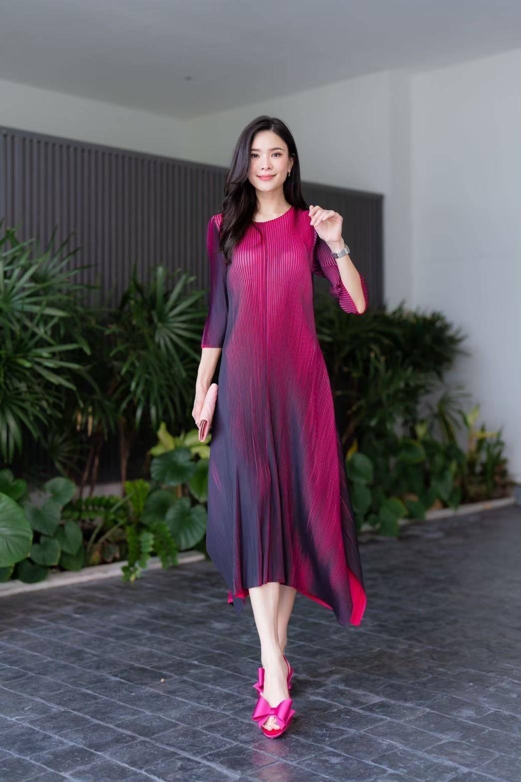 เดรสแขนสั้น คอกลมงาน AA Premium งานอัดพลีททรงA ทรงป้ายสไลด์ไปด้านข้าง พลีทเนื้อเดียวกับงาน Brand สวย Best Quality✔️ ตัดต่อพลีท 3 สี เย็บด้วยเทคนิคพิเศษ ใส่สบาย : สินค้าคุณภาพ (พร้อมส่ง)