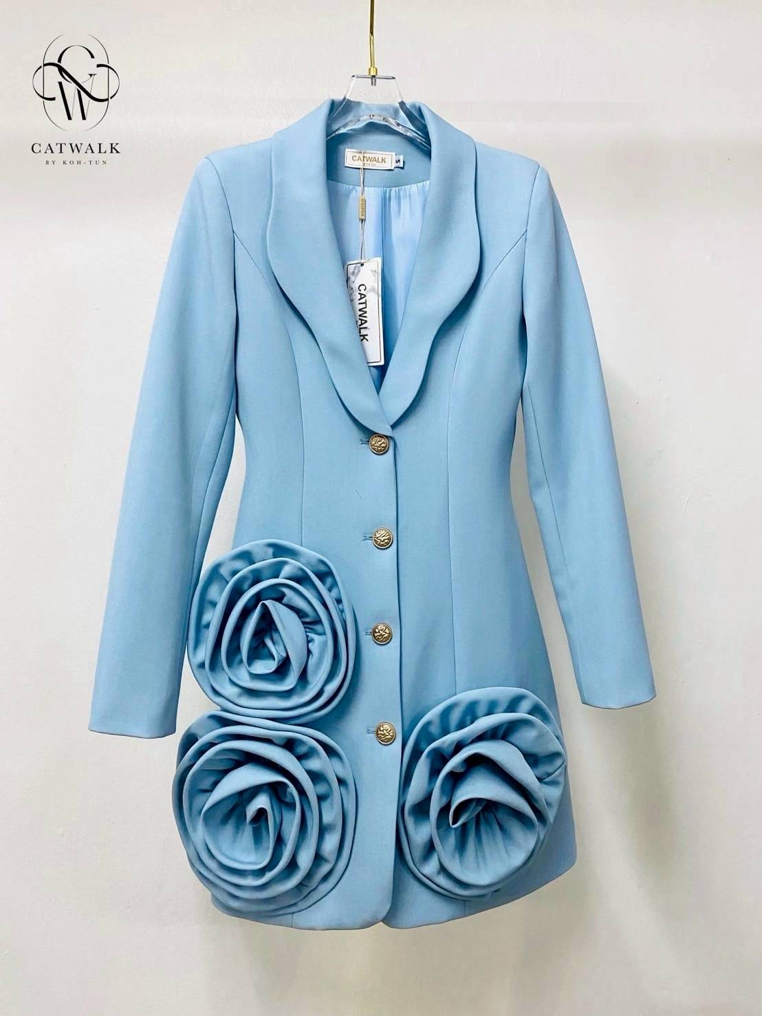 เดรสแต่งปลายดอกกุหลาบ เนื้อผ้าเกรดเอ ตัวชุดเป็นทรงเข้ารูปกระโปรงเป็นทรงเอเล็กน้อย ปกตัวชุดแต่งของเป็นโค้งสวยงาม ปลายชุดแต่งด้วยกุหลาบผ้าดอกใหญ่ดูโดดเด่นสุดๆ ใส่สบาย : สินค้าคุณภาพ (พร้อมส่ง)