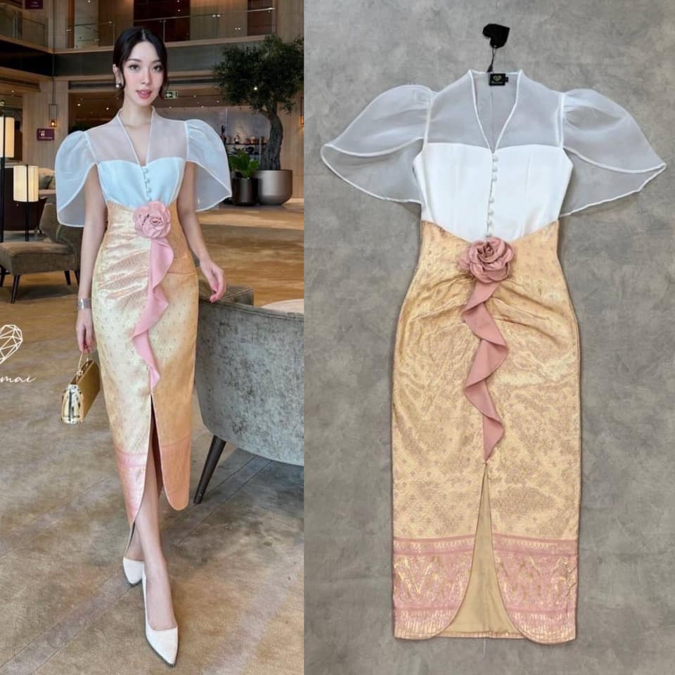 เซ็ตผ้าไทยเสื้อซีทรูสีขาวปีกกว้าง มาคู่กับผ้าถุงสีชมพูผ่าหน้า พร้อมเข็มกลัดดอกไม้ ใส่สบาย : สินค้าคุณภาพ (พร้อมส่ง)