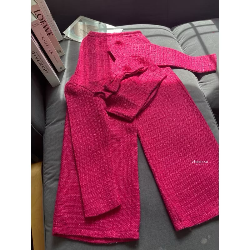 เซ็ทสูทผ้าทวิตแต่งกระดุมเพชรหรู 4 เม็ดใหญ่ด้านหน้า เสื้อด้านหน้าเปิดได้เป็นกระดุมแต๊ป ด้านหลังแต่งโบว์ใหญ่เย็บติดเสื้อ (สามารถถอดออกได้) ตัวเสื้อมีซับในทั้งตัว มาพร้อมกับกางเกงขาวยาวหรือกระบอกใหญ่ ใส่สบาย : สินค้าคุณภาพ (พร้อมส่ง)