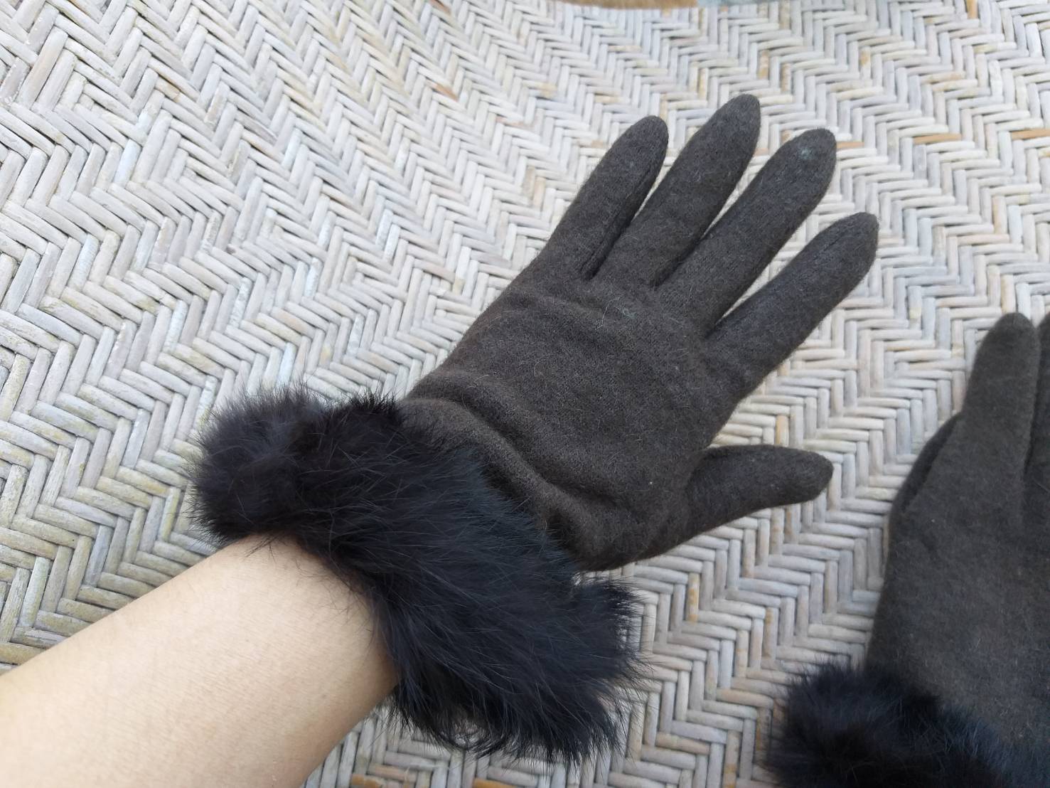 ถุงมือขนสัตว์ แต่งเฟอร์กระต่ายแท้ (ของใหม่)