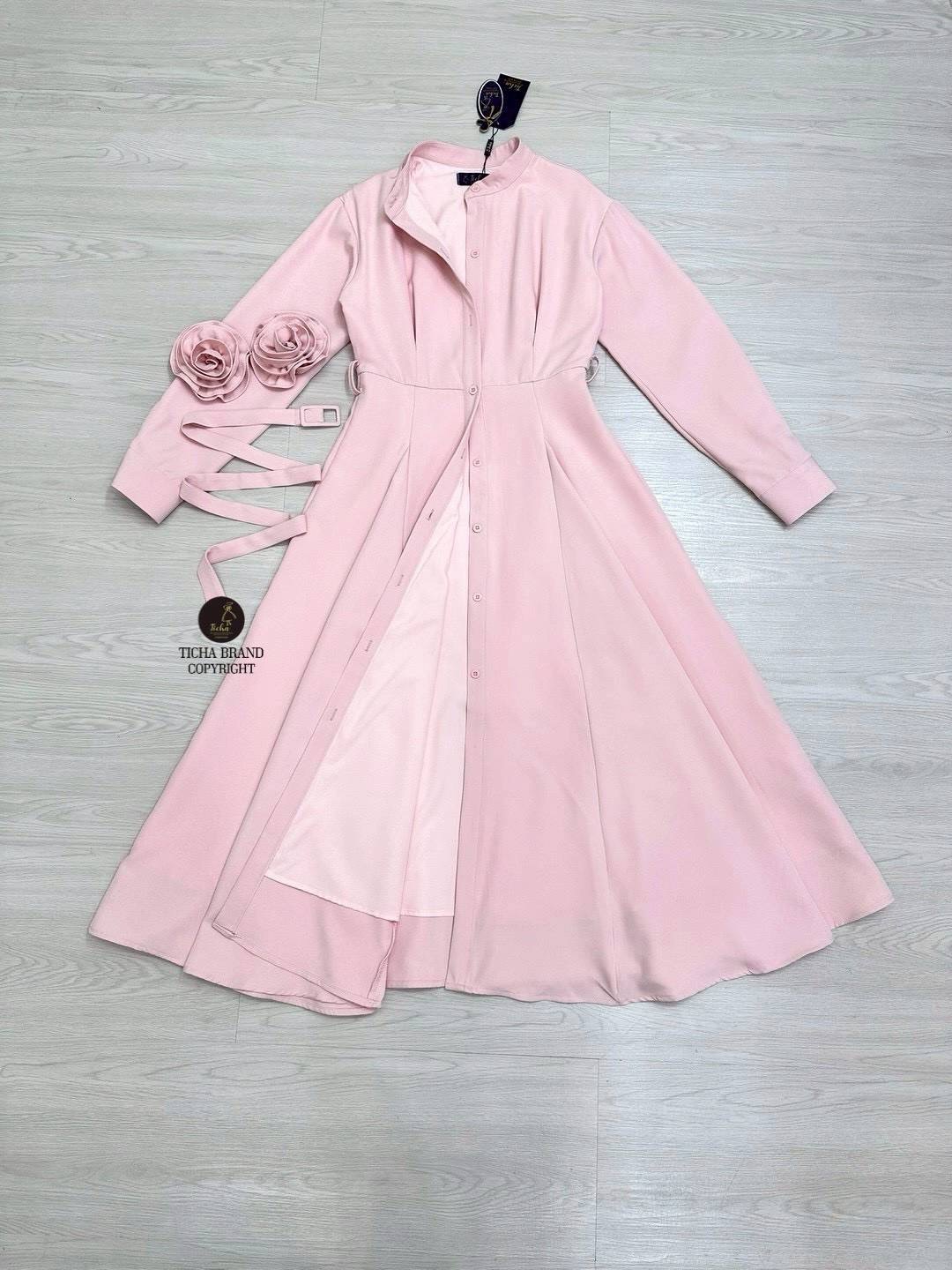 Maxiเดรสคอจีนแขนยาว สีขาว ทรงสวย มีเข็มกลัดดอกไม้3Dดอกใหญ่ที่ปลายแขน เพิ่มมิติให้กับชุด ช่งกระโปรงพริ้วสวย ด้านหน้าแต่งกระดุมเรียงยาวใช้งานได้จริง และมาคู่เข็มขัดใส่ปรับเข้ารูปให้ทรงสวย ใส่สบาย : สินค้าคุณภาพ (พร้อมส่ง)