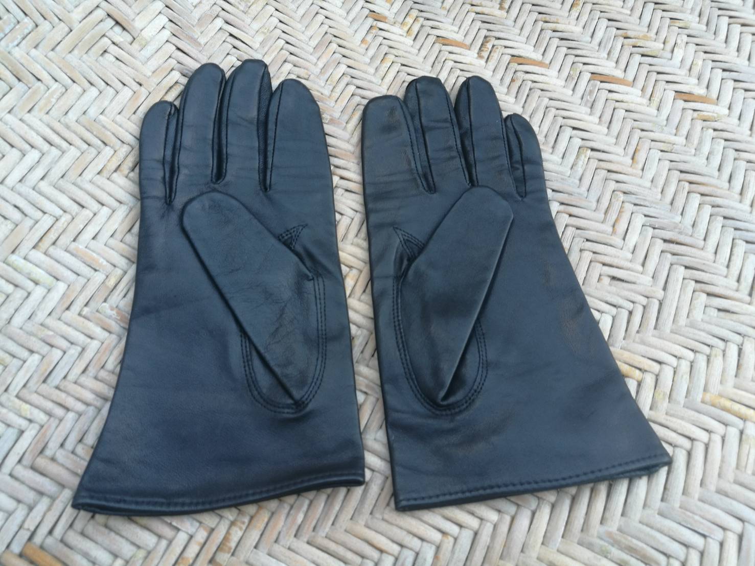 ถุงมือหนังแท้ สีดำ อุ่นถึงติดลบ