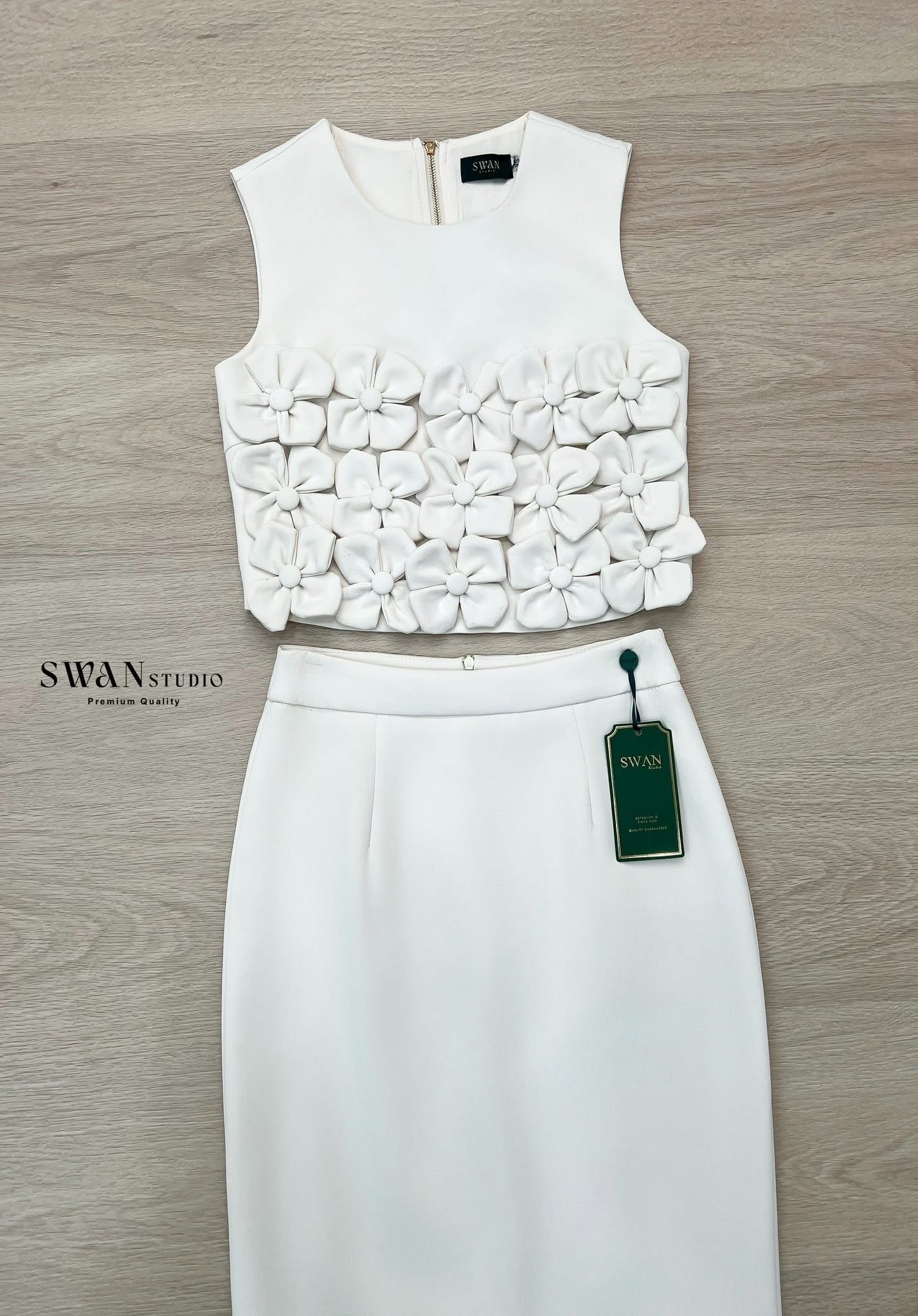 Set 2 ชิ้น เสื้อแขนกุดตกแต่งดอกไม้สามมิติแน่นช่วงอกอย่างประณีตเพิ่มความหวานละมุนตา มากับกระโปรงสอบยาว ตกแต่งดอกไม้ช่วงปลายกระโปรงรับกันอย่างลงตัว ใส่สบาย : สินค้าคุณภาพ (พร้อมส่ง)