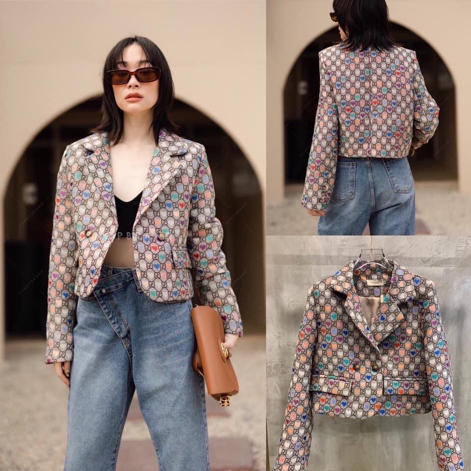 เสื้อครอปสูท gg ผ้าสูทเนื้อดี คัตติ้งเนี้ยบ เย็บซับติด สวยหรูดูดี แต่มีความน่ารักในตัวด้วย ลายหัวใจสีสันแต่งสลับ สวยมากๆค่ะ . : สินค้าคุณภาพ (พร้อมส่ง) .