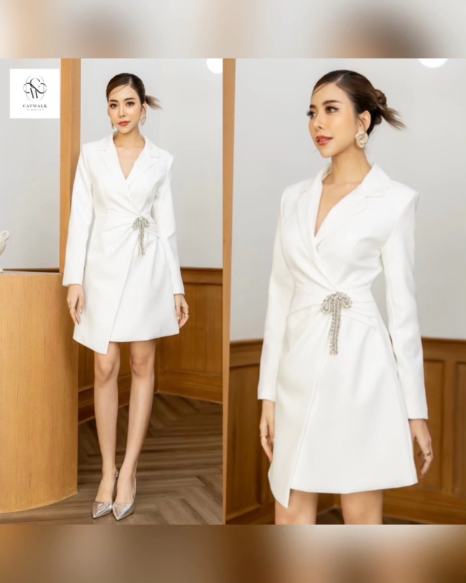 เดรสปก เทเล่อร์แต้งโบว์เพชร เนื้อผ้าเกรดเอมีลายทอในตัว ตัวชุดเป็นปกเทเล่อร์ทรงเข้ารูป กระโปรงเป็นทรงเอ ใส่สบาย สินค้าคุณภาพ (พร้อมส่ง)