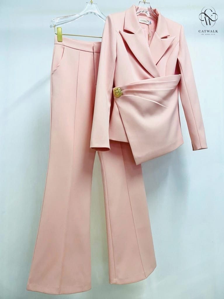 เซตสูทป้ายหน้า +กางเกงทรงขาม้า เนื้อผ้าเกรดเอ ผ้าสวยใส่สบาย ตัวสูทเป็นทรงเข้ารูป ใส่สบาย สินค้าคุณภาพ (พร้อมส่ง)