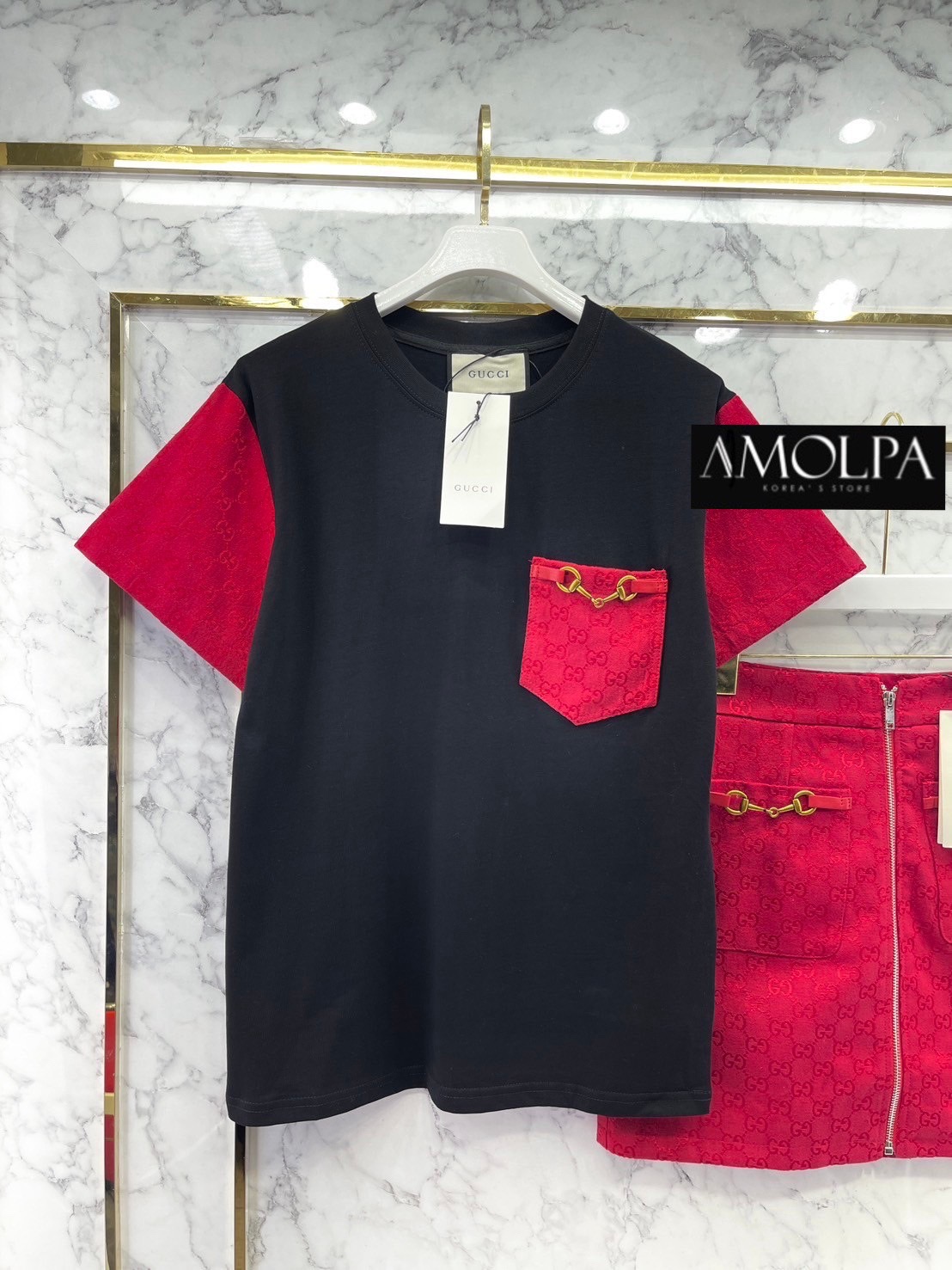 SET GG งานใหม่ 2024SS ตัวเสื้อแขนสั้นต่อแขนผ้าทอGGสีแดง แต่งอะไหล่ HORSEBIT มาพร้อมกระโปรง ผ้าทอแดงGG แต่งอะไหล่ HORSEBIT ใส่เข้ากันลง ใส่สบาย สินค้าคุณภาพ (พร้อมส่ง)