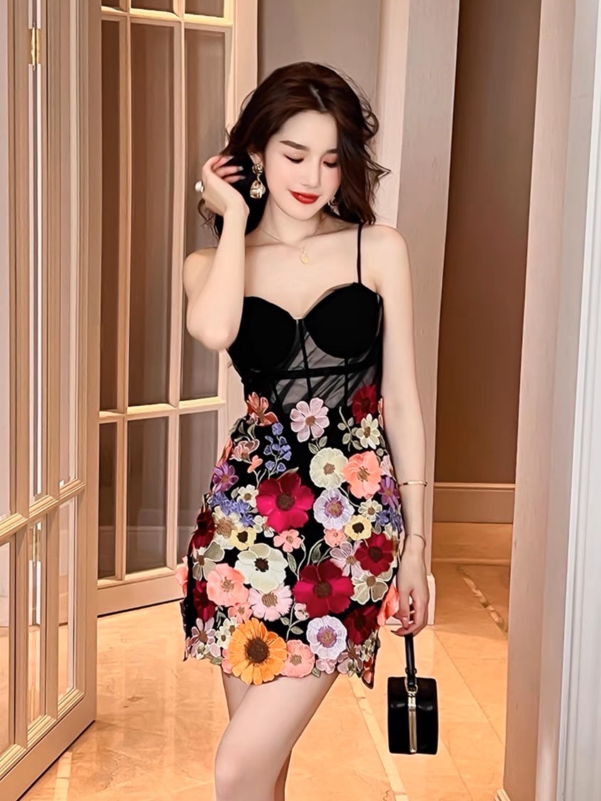เซท 2 ชิ้น เดรสสายเดี่ยวสั้นช่วงบน แต่งซีทรูสีดำ อกเสริมฟองน้ำ มีซับช่วงอก กระโปรงแต่งปักลายดอกไม้สีสัน มาพร้อมเข็มขัดเส้นเล็กสวย สินค้าคุณภาพ (พร้อมส่ง)