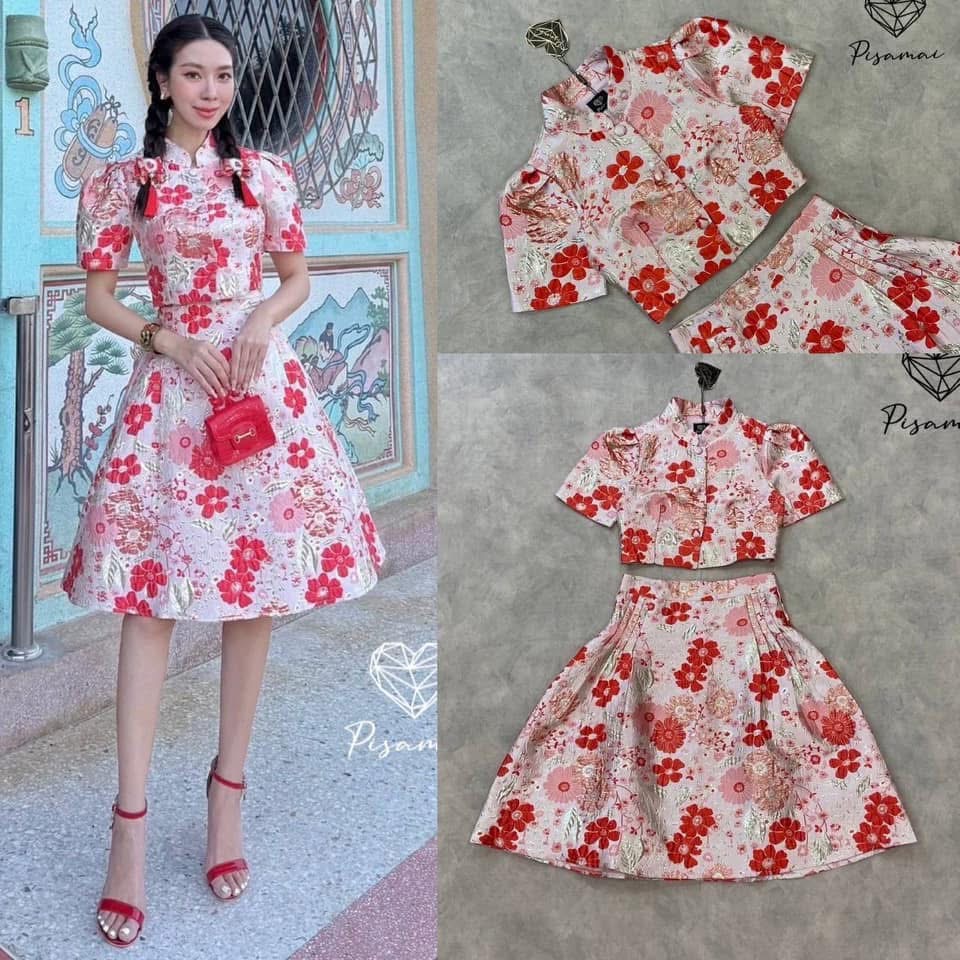 :: เซ็ตเสื้อกี่เพ้างานผ้าทอนูนสีชมพูดอกแดงมาคู่กับกระโปรง 5 ส่วน ทรงบาน ราชนิกูลมากๆค่ารุ่นนี้ ใส่สบาย : สินค้าคุณภาพ (พร้อมส่ง)
