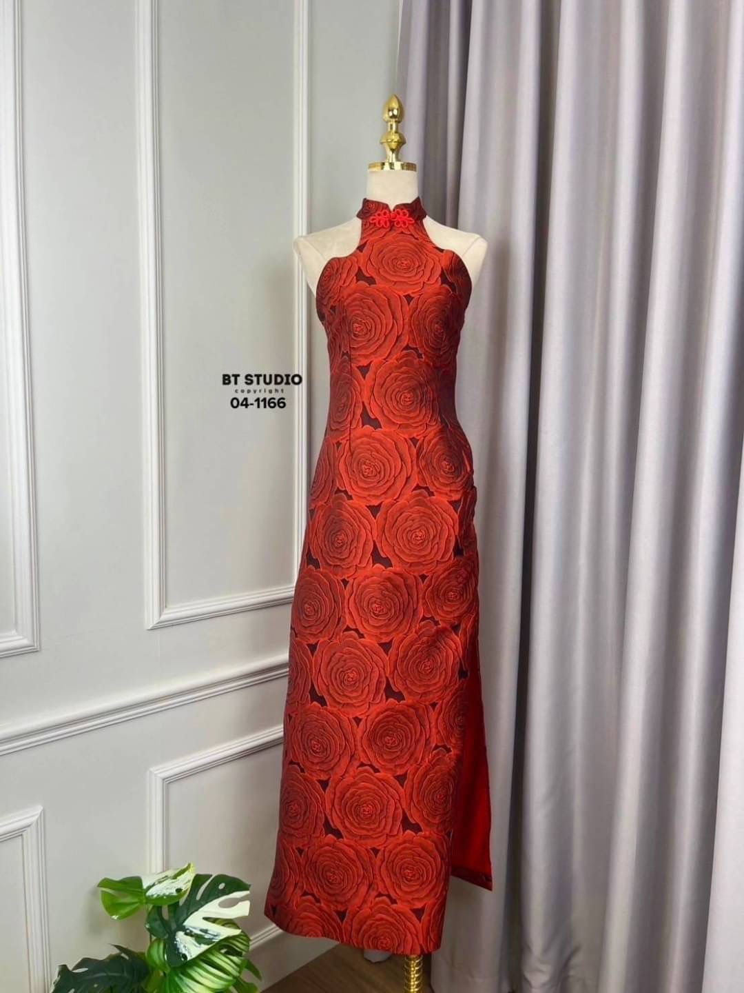 เดรสยาวดีไซส์คล้องคอเว้าครึ่งหลัง ซิปหลัง ผ่าข้างสูงทั้งสองข้าง พร้อมเสริฟ 2 ลาย งานสวย ปักลายสวยงาม งานสวยเนื้อผ้าดีมีซับในจ้าา ใส่สบาย : สินค้าคุณภาพ (พร้อมส่ง)