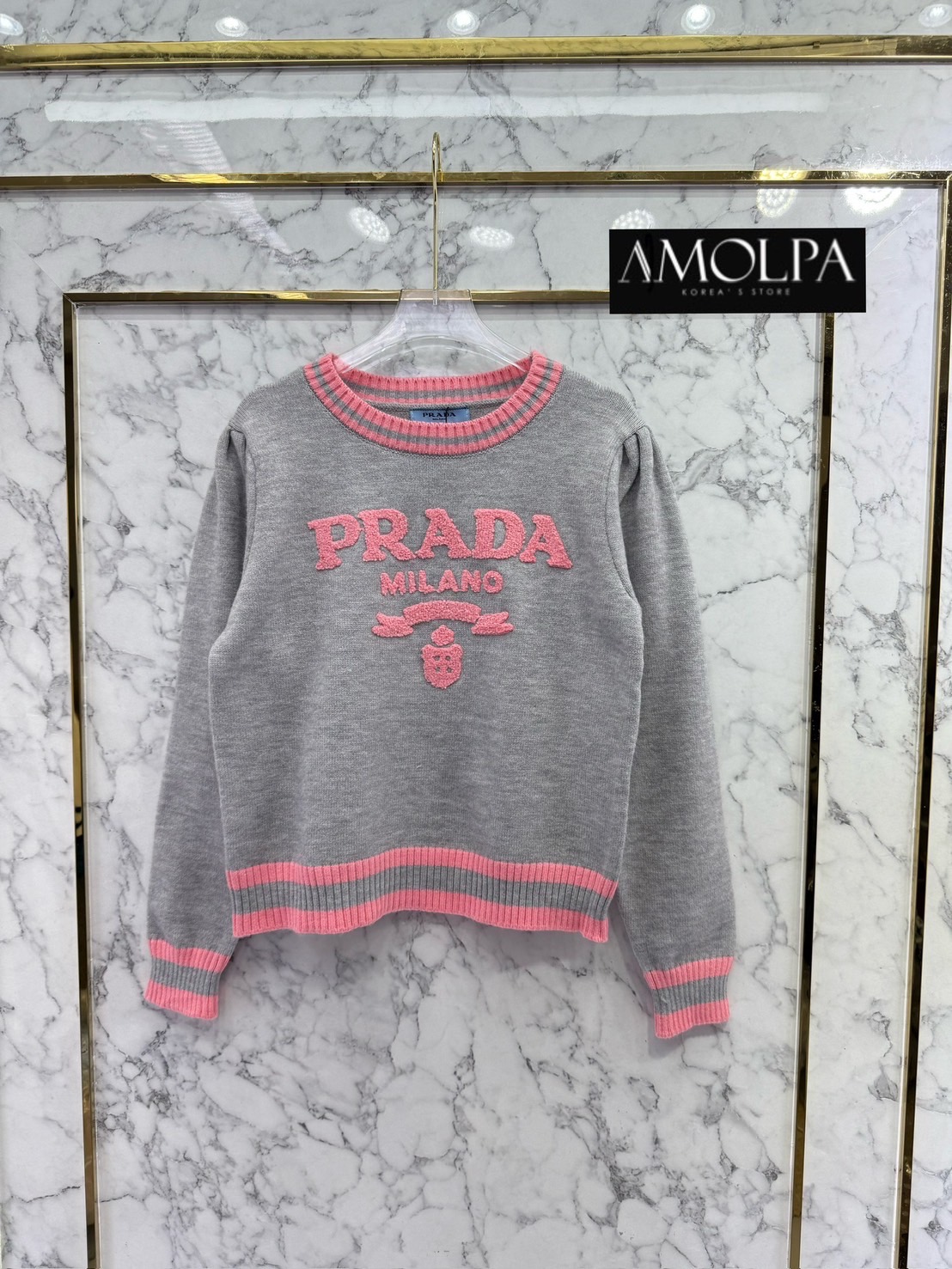 SWEATER PRADA KNIT งาน Hiend ตัวเสื้อเป็นงานไหมพรมระดับหนานุ่มแน่นๆ เนื้องานละเอียดมาก เนื้องานตามช๊อป ชน ช๊อปเลยนะคะ ใส่สบาย : สินค้าคุณภาพ (พร้อมส่ง)