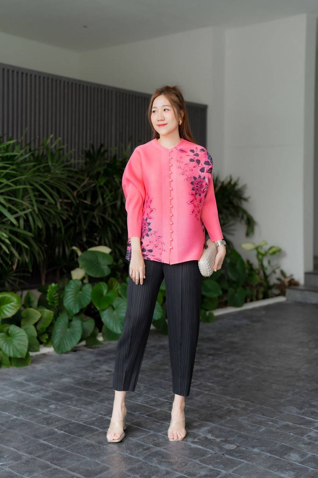 เสื้ออัดพลีทเนื้อดี งาน AA Premium แบบงานแบรนด์ สไตล์มาดาม สวย เรียบหรู ใส่สบาย : สินค้าคุณภาพ (พร้อมส่ง)