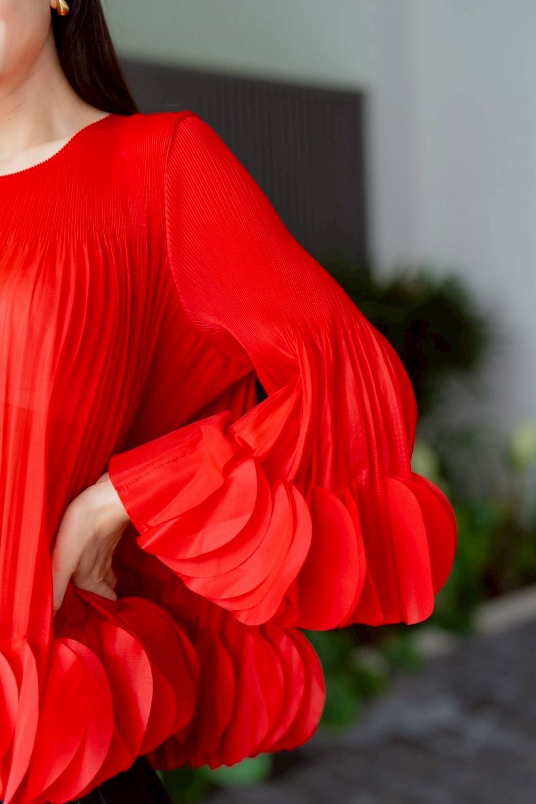 เสื้อคอกลม แขนยาว แบบมีการแต่งระบาย ด้วยการตัด เลเซอร์คัตวงกลมมาซ้อนเรียง ด้วยความประณีต ทำให้ขึ้นพุ่มทรงอย่าง สวยงาม ใส่สบาย : สินค้าคุณภาพ (พร้อมส่ง)