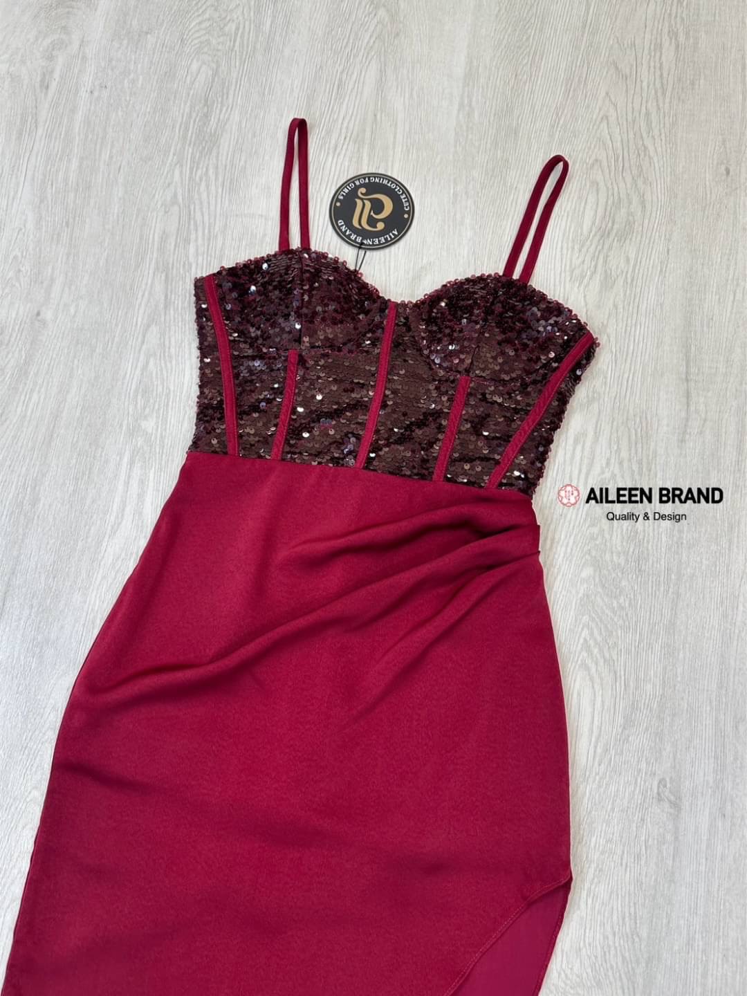 เดรสยาว ท่อนบนสายสปาเก็ตตี้ตีเกร็ดล๊อคทรงแบบคอร์เซ็ท ปักเลื่ิอมทั้งตัว ( เสริมฟองน้ำและซิปหลังซ่อนอย่างดี ) ช่วงกระโปรงแต่งด้วยผ้าสีพื้นจับจีบไขว้ด้านข้างยาวถึงข้อเท้าผ่าสูงปรี๊ดถึงช่วงต้นขา เนื้อผ้าดีมีซับในทั้งชุด ใส่สบาย : สินค้าคุณภาพ (พร้อมส่ง)