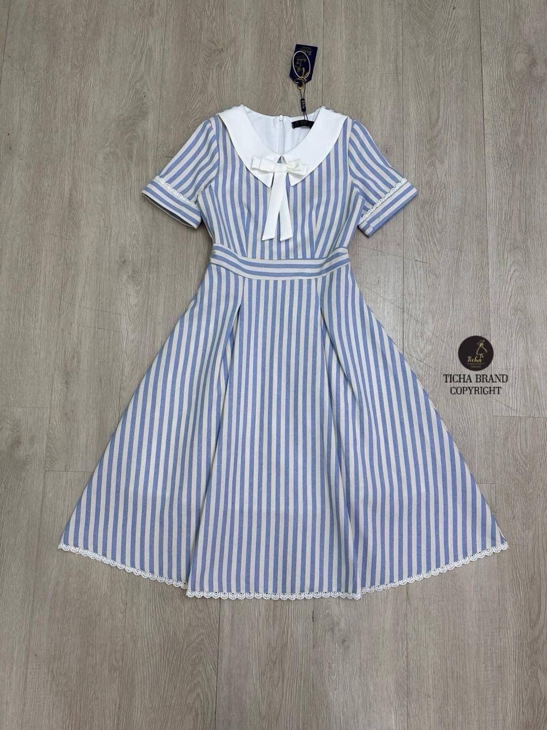 มินิเดรสแขนสั้นสีฟ้าลายทาง ดีเทลแต่งปกขาวและเย็บติดโบว์ขาวที่อก น่ารักมากๆ ช่วงกระโปรงจับจับใหญ่ให้ทรงสวย ใส่สบาย : สินค้าคุณภาพ (พร้อมส่ง)