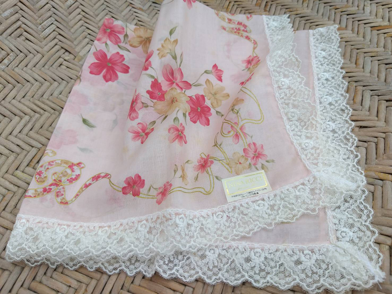 ผ้าเช็ดหน้าแบรนด์เนม NINA RICCI ขอบลูกไม้ สวยมาก