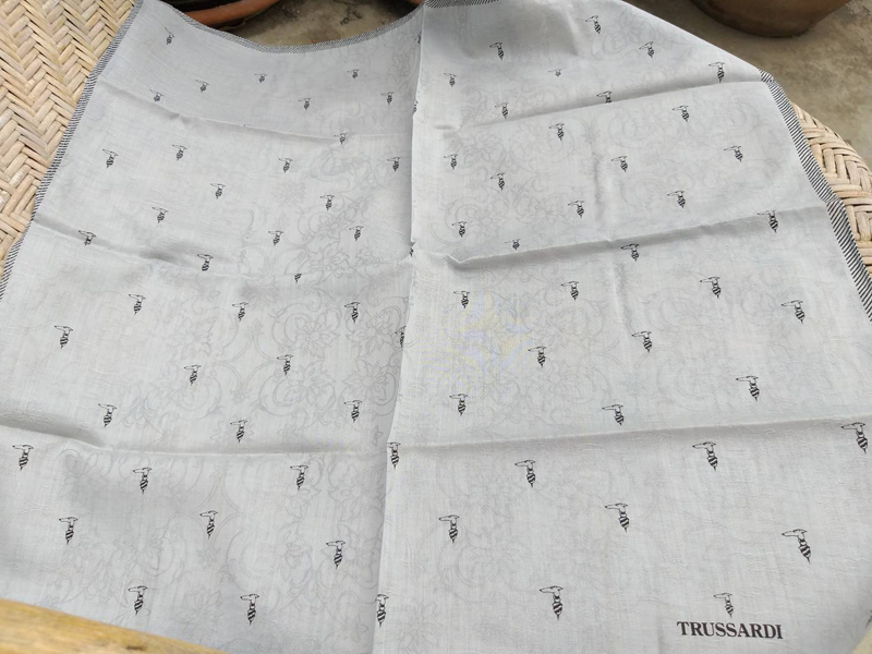 ผ้าเช็ดหน้าชาย TRUSSARDI ผ้าดีมาก อย่างหรู