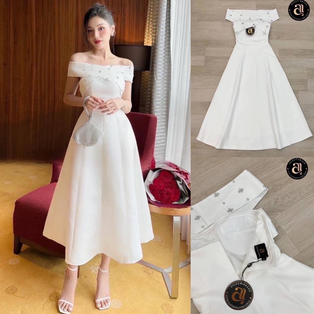เดรสยาวสีขาว ดีไซน์เกาะอกแต่งผ้าปาดไหล่ยาวถึงด้านหลังเพิ่มอะไหล่เพชรเย็บเป็นดอกไม้สลับเม็ดเดี่ยวสวยมาก สินค้าคุณภาพ (พร้อมส่ง)