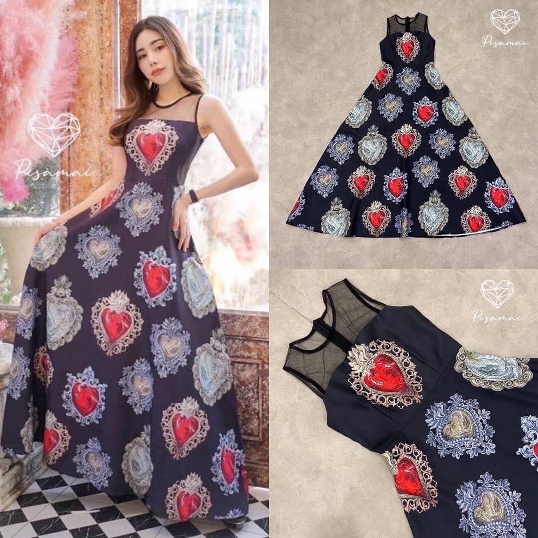เดรสตัวยาวมาในสีโทน ช่วงบน เป็นงานซีทรูแขนกุด แต่งลายหัวใจสรแดง วินเทจสวยๆ ใช้ผ้าเยอะมากๆค่า สินค้าคุณภาพ (พร้อมส่ง)