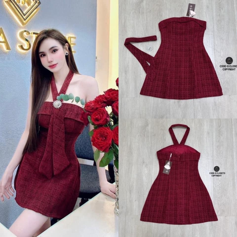 มินิเดรสเกาะอกเนื้อผ้าทอทวีตสีแดง เพิ่มความเก๋ด้วยริบบิ้นยาวใส่คล้องคอและมีเข็มกลัดอะไหล่ดอกไม้เพชร ใส่สบาย : สินค้าคุณภาพ (พร้อมส่ง)