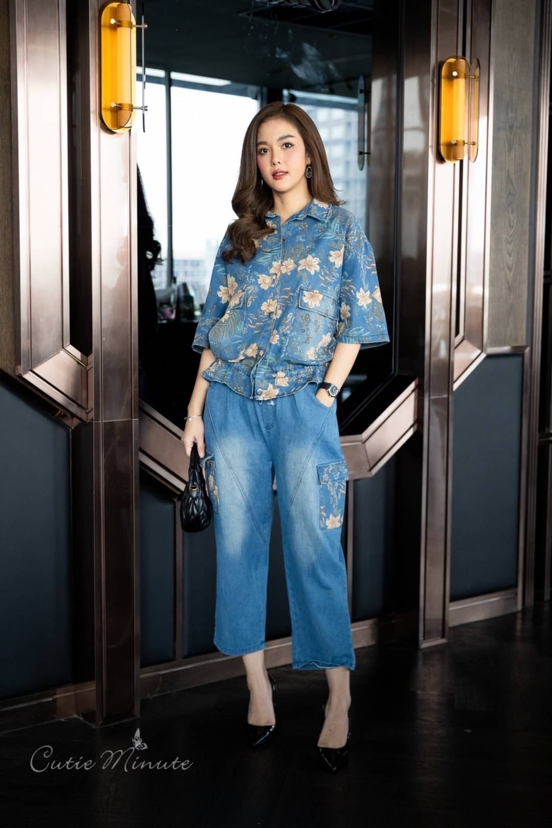 ชุดเซ็ทเสื้อ+กางเกง ผ้ายีนส์เกรดพรีเมี่ยมฟอก ทั้งตัว เนื้อผ้าหนากำลังดี มีความยืดหยุ่นเสื้อ ทรงเก๋มากค่ะ ใส่สบาย : สินค้าคุณภาพ (พร้อมส่ง)