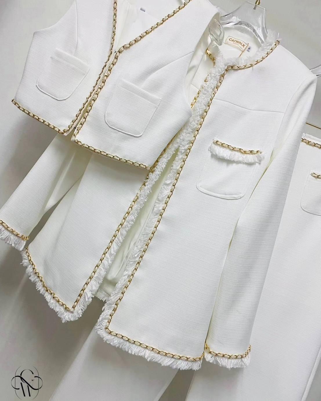 เซต 3 ชิ้น ผ้าทวิตเกรดA แต่งโซ่ทอง ตัวเสื้อกั๊กด้านในเป็นครอปคอวีแขนกุด แต่งขอบด้วยโซ่ทองร้อยริบบิ้นกำมะหยี่สี+เสื้อคลุมทรงกึ่งเข้ารูป+กางเกงเอวสูงทรงขากระบอก สินค้าคุณภาพ (พร้อมส่ง)