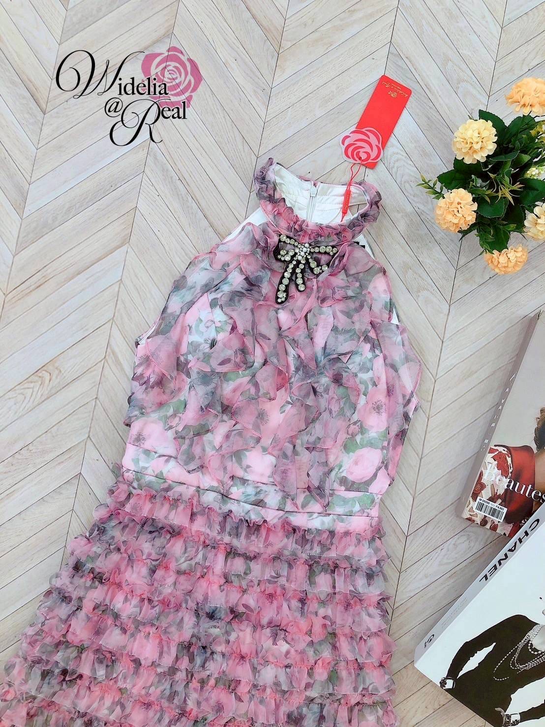 Dress เดรสทรงเข้ารูป แขนกุด อกเย็บเพชรและเย็บไข่มุกเป็นรูปโบว์ อกมีฟองน้ำ ซิปหลัง เนื้อผ้าซิลค์เย็บระบายเป็นชั้นๆมาทั้งตัว ผ้าหนา ไม่บาง ผ้าดีมาก ใส่สบายผิวมาก รุ่นนี้คั ใส่สบาย : สินค้าคุณภาพ (พร้อมส่ง)