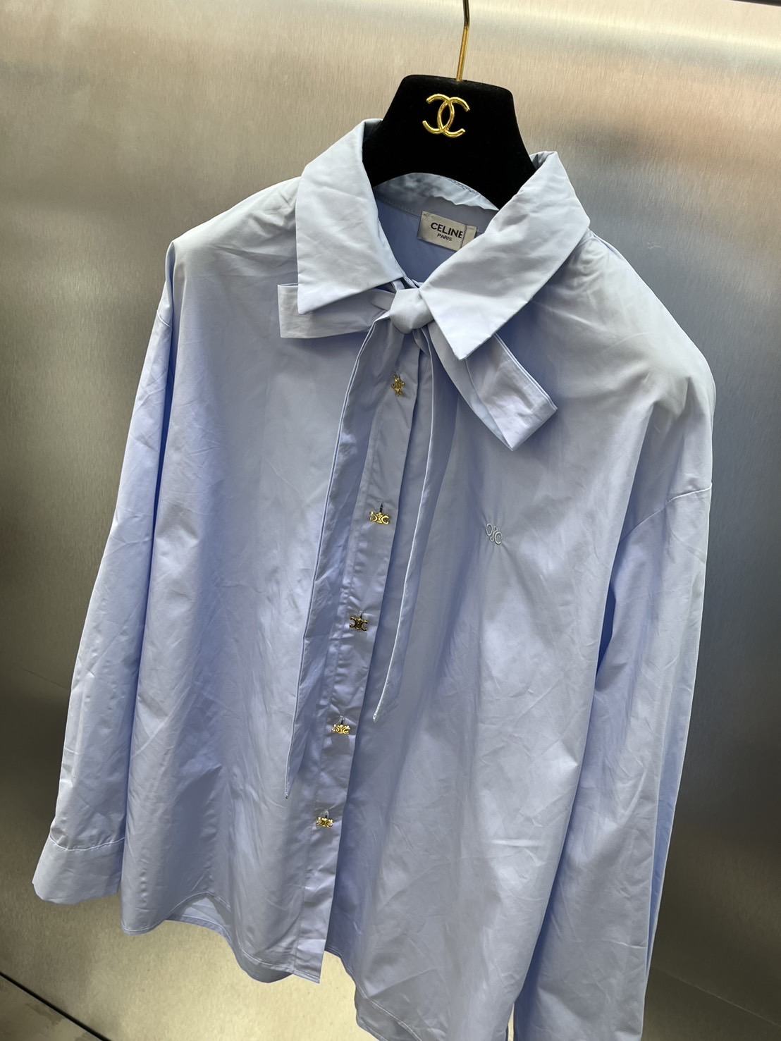 เสื้อเชิ๊ต CELINE งานสวย ผ้าดึมาก แต่งโบว์คอ กระดุมหน้าสีทอง งานสวยเกรดไฮเอ็น : สินค้าคุณภาพ (พร้อมส่ง)