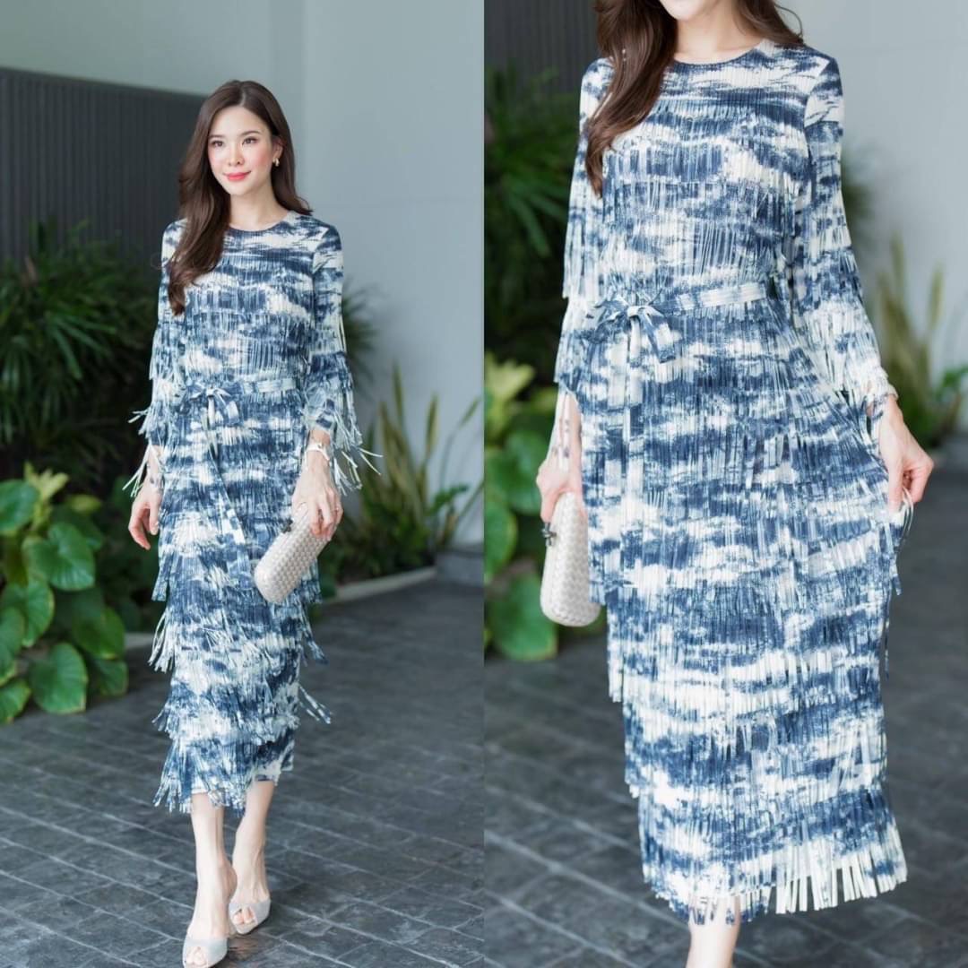 เดรสตัวยาวอัดพลีท ทรงคอกลม ดีเทลแต่งพู่ให้ดูฟรุ๊งฟริ๊งแน่นๆ ทั้งช่วงลำตัว และพิเศษช่วงแขน เพิ่มเข้าไปอี้ก ใส่สบาย : สินค้าคุณภาพ (พร้อมส่ง)