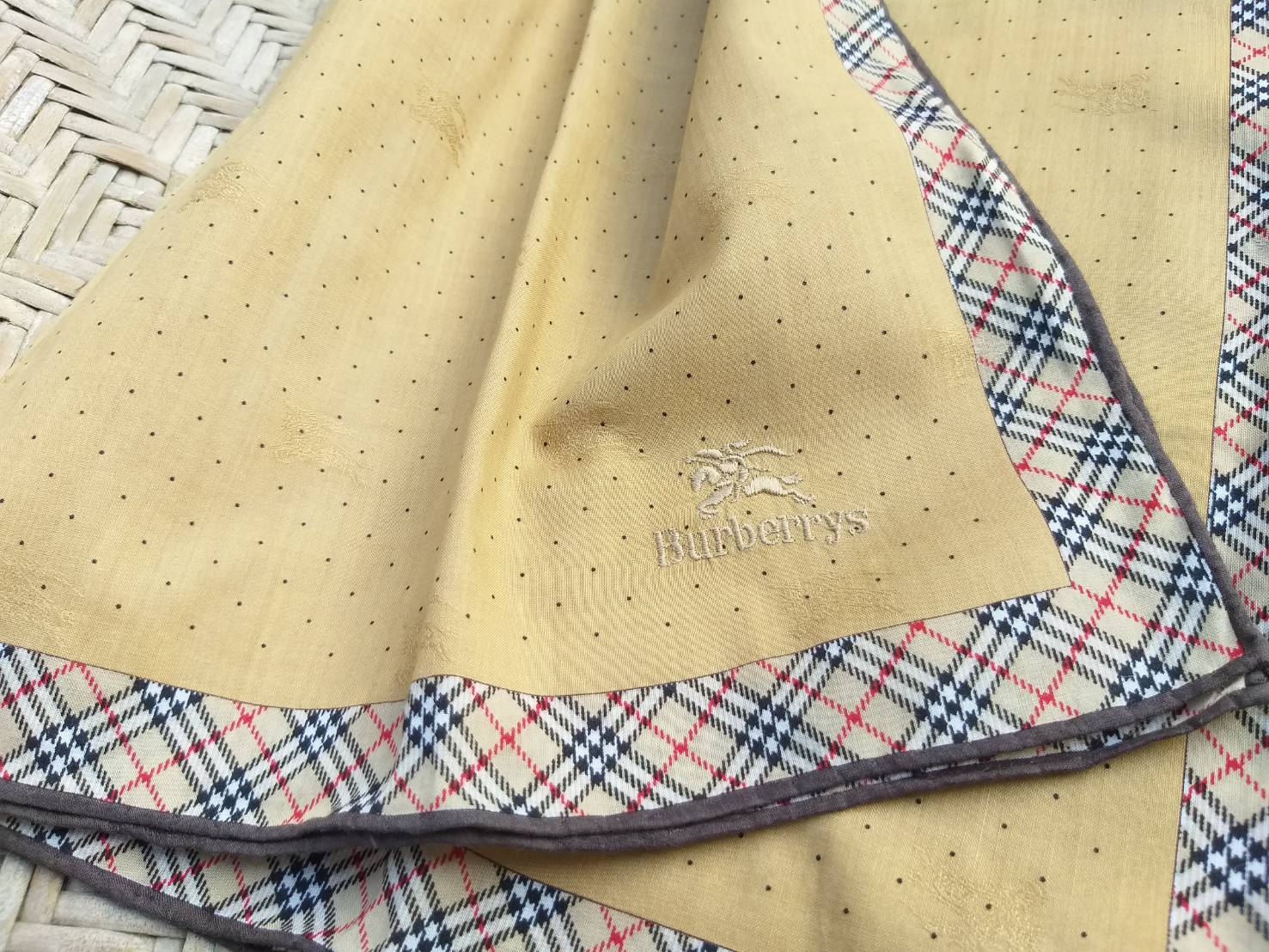 ผ้าเช็ดหน้าแบรนด์เนม BURBERRY