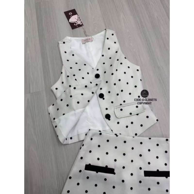 Set 2 ชิ้นลายจุด เสื้อแขนกุด ดีเทลกระดุมหน้า และแต่งปกกระเป๋าหลอกเก๋ๆ ทรงเข้ารูปสวย มาคู่กับกระโปรงสั้น แต่งกุ๊นดำ มีซิปหลัง ใส่สบาย : สินค้าคุณภาพ (พร้อมส่ง)