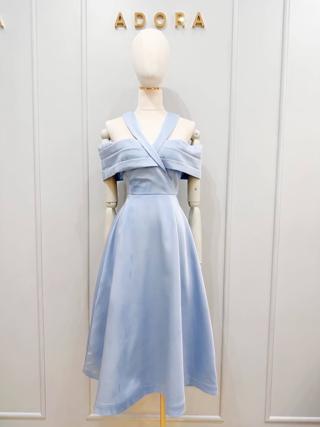 แม๊คซี่เดรสดีไซน์คอวีแบบไขว้แต่งดีเทลจับจีบช่วงอกกระโปรงทรงเอาบานสวิง ตัวเดรสใช่เนื้อผ้าเกรดพรีเมี่ยม มีน้ำหนักทิ้งตัวสวยๆ มีซับใน เป็นงานซิปหลัง ใส่สบาย : สินค้าคุณภาพ (พร้อมส่ง)