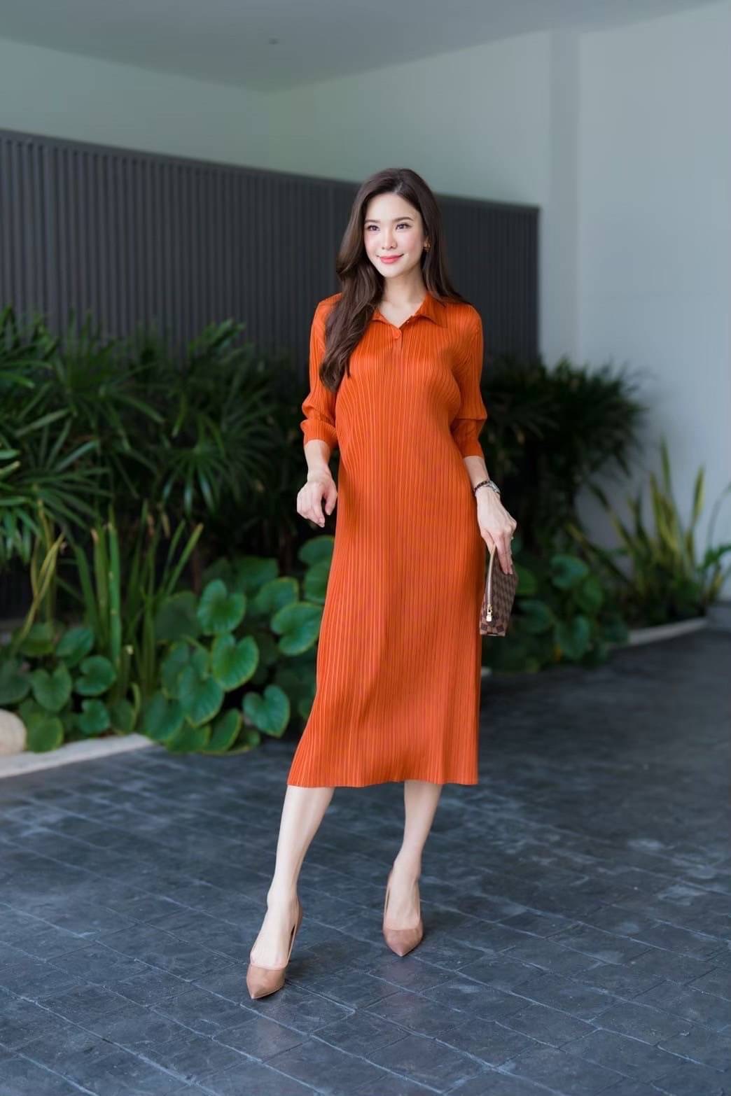 เดรสอัดพลีท คอปก 😙😘 แต่งกระดุมตรง คอ เกร๋กรุบ แขน 4 ส่วนพอสวยงาม ขอบอกว่า 💫💫แพทเทิร์นตัวนี้ เรียบ แต่หรูมากจริงๆคร้าาา ใส่สบาย : สินค้าคุณภาพ (พร้อมส่ง)