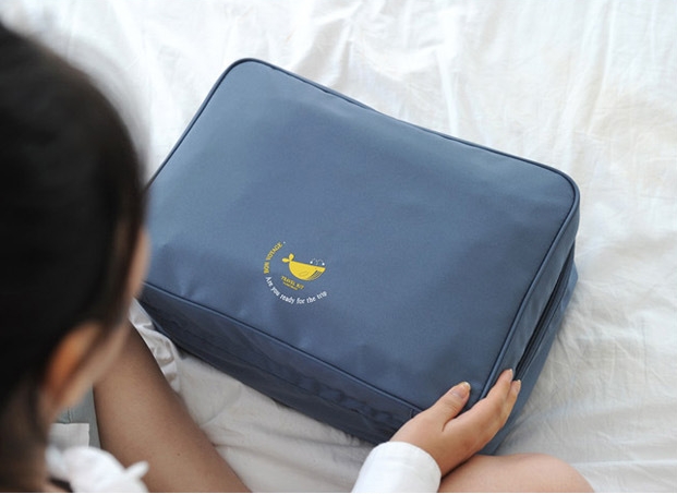 กระเป๋าจัดระเบียบเดินทาง, กระเป๋าจัดระเบียบเสื้อผ้า เสียบที่จับของกระเป๋าเดินทางได้ มีช่องใส่สองชั้นกั้นด้วยช่องตาข่าย ผลิตจากโพลีเอสเตอร์กันน้ำ