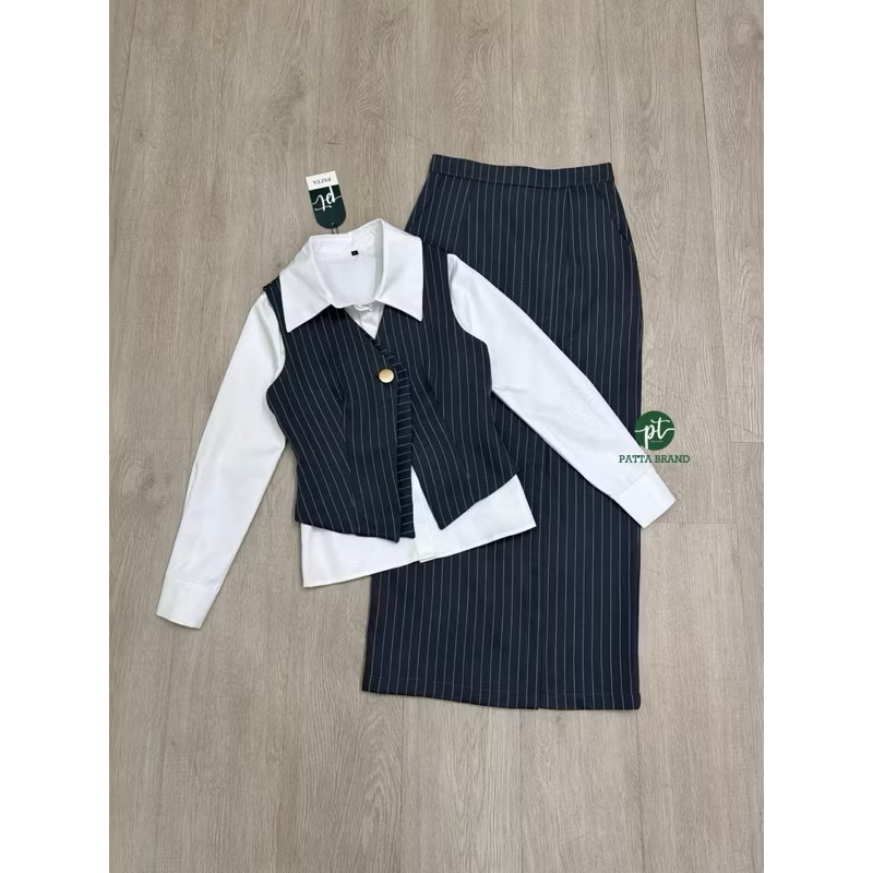 Set 3ชิ้ เสื้อกั๊กคอวีแขนกุดดีไซน์เฉียงเย็บ2ชั้นแต่งกระดุมหน้าใช้งานได้จริง ด้านหลังแต่งเข็มขัดปรับเข้ารูปให้ทรง มาคู่กับเสื้อเชิ้ตตัวในสีขาวมีกระดุมหน้า ดีไซน์เก๋ มาพร้อมกับกระโปรงยาวทรงตรงทรงสอบ ใส่สบาย : สินค้าคุณภาพ (พร้อมส่ง)