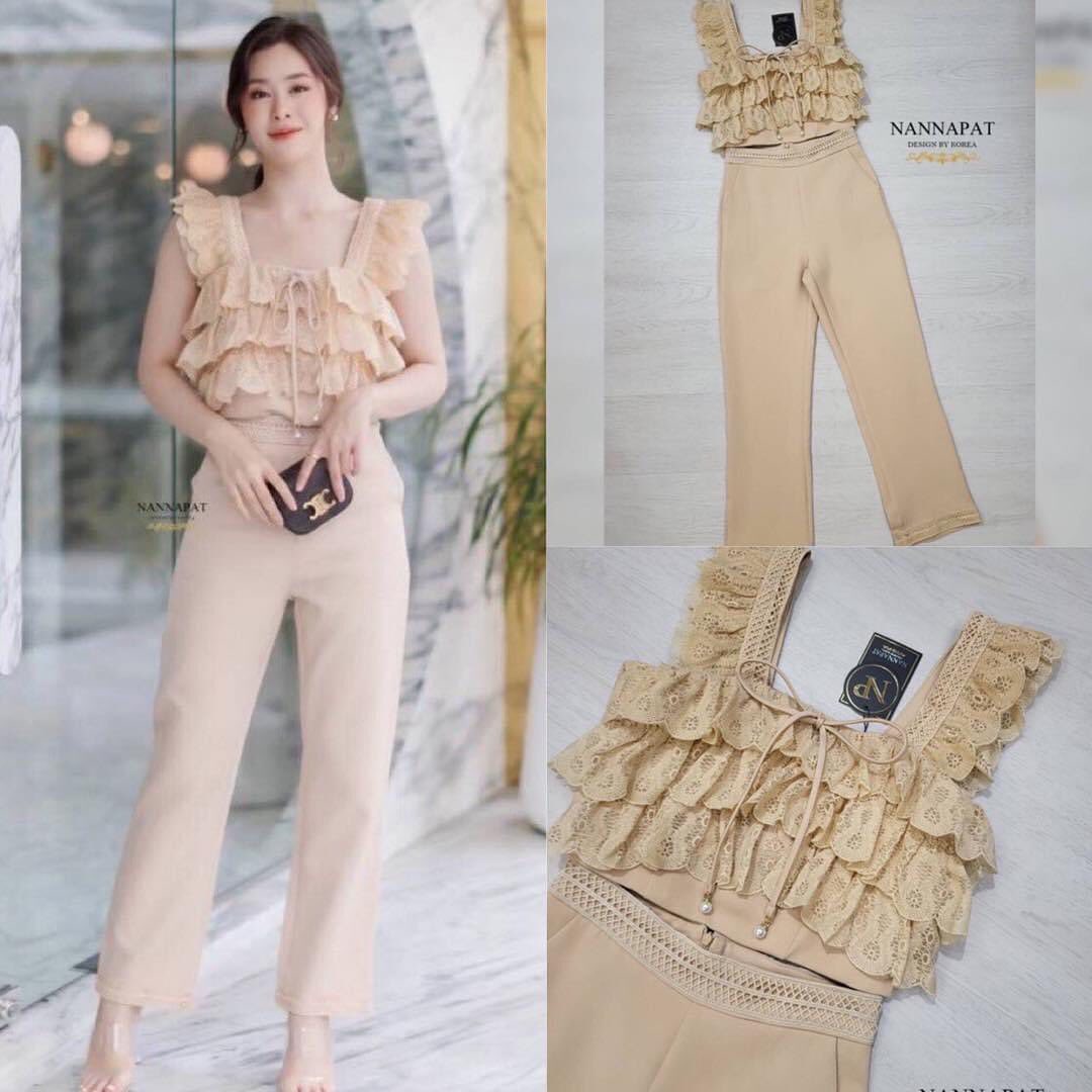 ชุดเซต เสื้อซิปหลัง แต่งด้วยผ้าลูกไม้ เป็นชั้นๆ มีดชือกผูกโบว์ห้อยไข่มุก น่ารัก ลงตัว กางเกงทรงสวยเป๊ะ มีกระเป๋าข้าง เก็บขอบเอว ปลายขา ด้วยลูกไม้เก๋ไก๋ : สินค้าคุณภาพ (พร้อมส่ง)