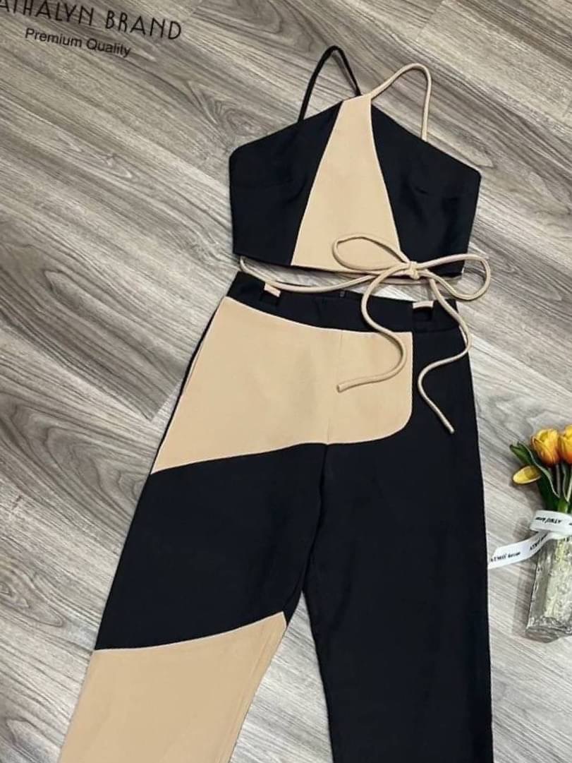 ชุดเสื้อ+กางเกงขายาว เสื้อครอปกึ่งเกาะอก มีสายไขว้ที่คอ ทรงพอดีตัวใส่กำลังสวย เล่นสีทูโทนเก๋ๆ ช่วงปลายเสื้อแต่งผ้าตัวผูกโบว์ด้านข้าง มาคู่กับกางเกงเอวสูง สินค้าคุณภาพ (พร้อมส่ง)