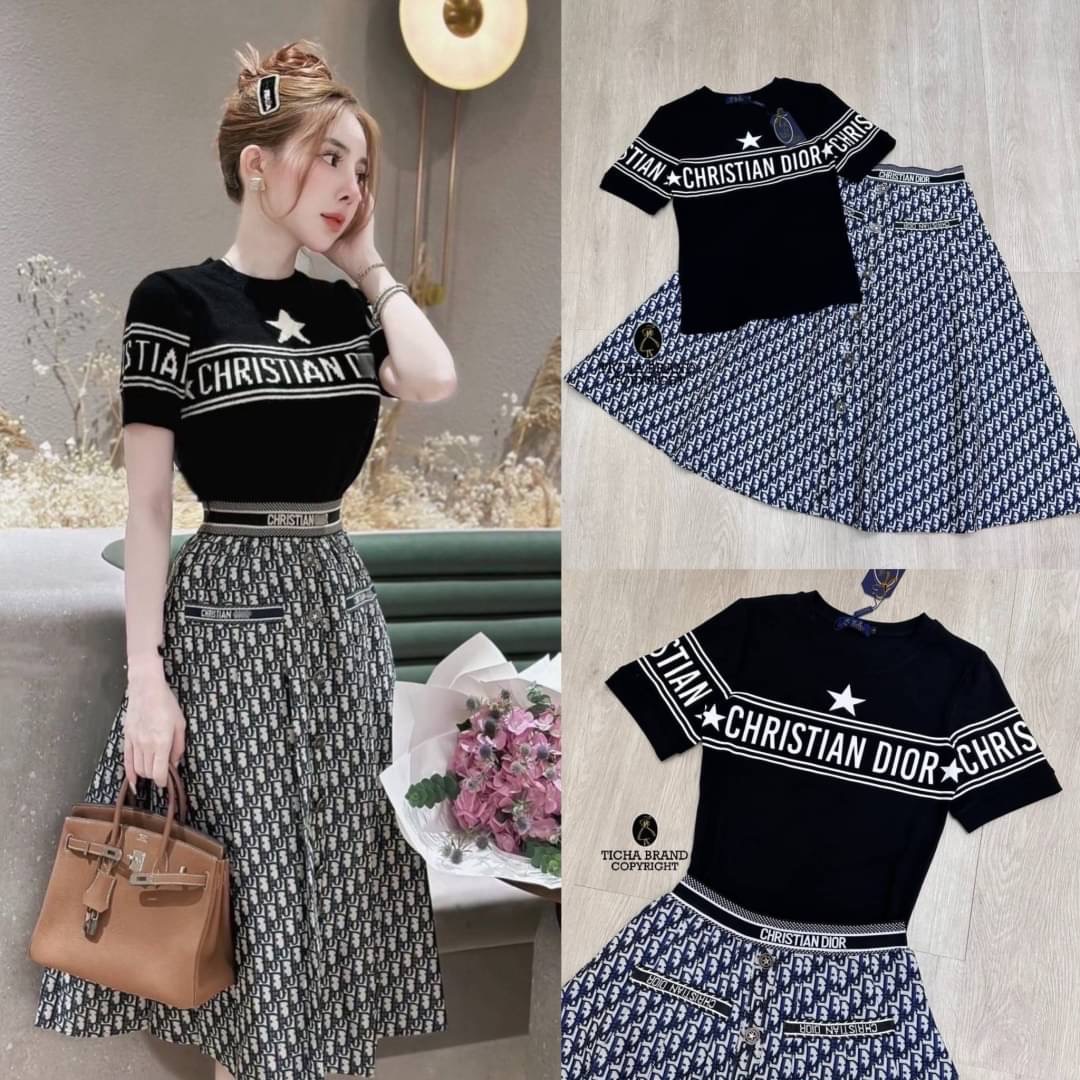 Set 2 ชิ้น เสื้อยืดคอกลมแขนสั้น สีดำ ช่วงกลางอกสกรีนลายเชื่อมยาวไปถึงแขน+กระโปรงยาวซิปด้านหลัง สินค้าคุณภาพ (พร้อมส่ง)