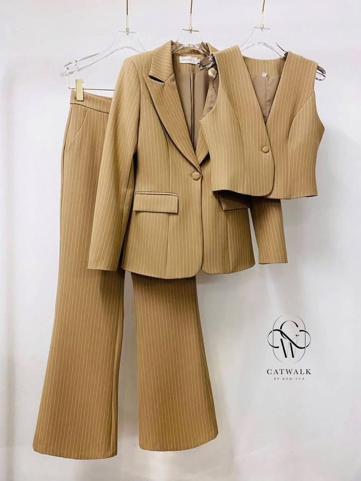 เซตBLAZER 3ชิ้น เสื้อกั๊ก+เสื้อสูท+กางเกงขาบาน เนื้อผ้าทอลายในตัว งานผ้าเกรดเอ เนื้อผ้าหนานุ่มใส่สบาย BLAZER เป็นทรงเข้ารูป ใส่สบาย : สินค้าคุณภาพ (พร้อมส่ง)