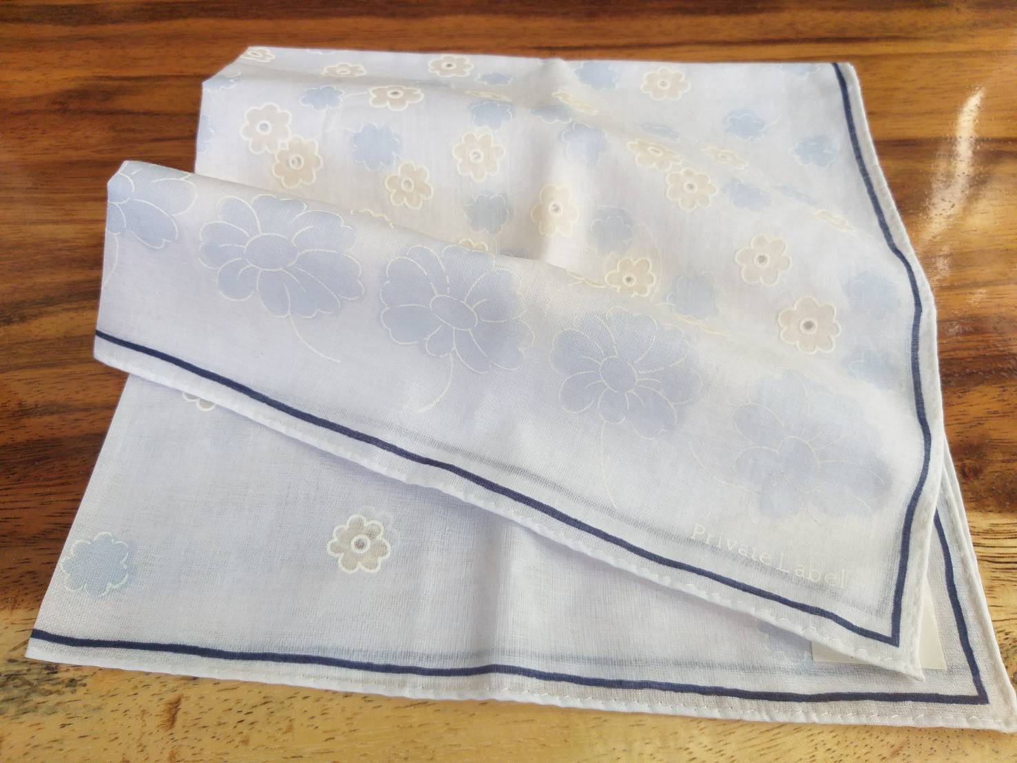 ผ้าเช็ดหน้า PRIVATE LABEL สีขาว หวานอ่อนๆ