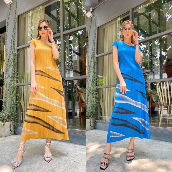 แม็กซี่เดรสตัวยาว แพทเทิร์นอัดพลีท เข้าเคิร์ฟ ทรงสวย Premium 👍🏻 ดีไซด์ เพ้นท์สี เหมือนพื้นทราย บนเกลียวคลื่นสวยๆ 🌊🌊 . สินค้าคุณภาพ (พร้อมส่ง)