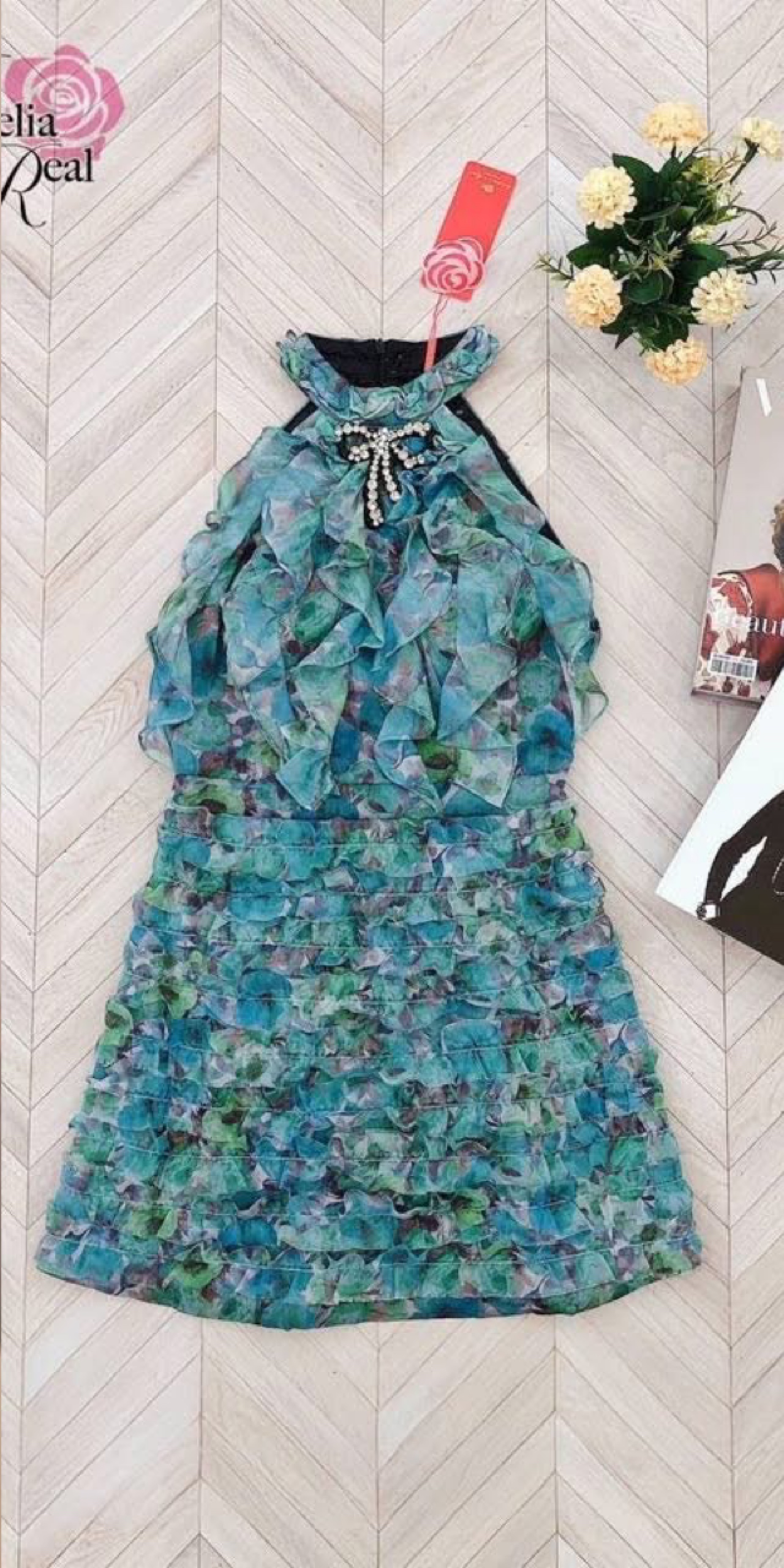 Dress เดรสทรงเข้ารูป แขนกุด อกเย็บเพชรและเย็บไข่มุกเป็นรูปโบว์ อกมีฟองน้ำ ซิปหลัง เนื้อผ้าซิลค์เย็บระบายเป็นชั้นๆมาทั้งตัว ผ้าหนา ไม่บาง ผ้าดีมาก ใส่สบายผิวมาก รุ่นนี้คั ใส่สบาย : สินค้าคุณภาพ (พร้อมส่ง)