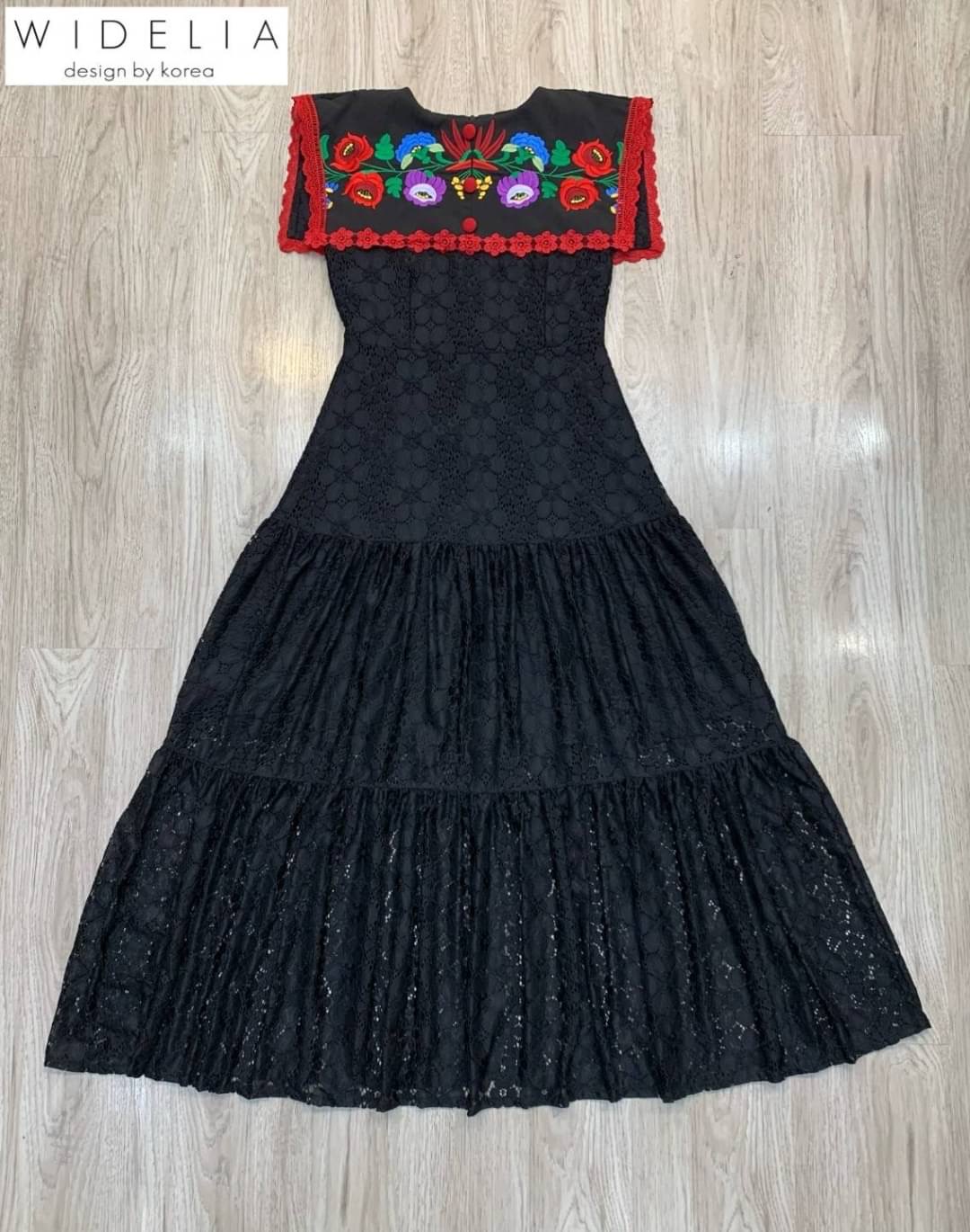 เดรสคอปกปักดอกไม้แบบเน้นๆ แขนกุดลายสวยตัวเดรสใช้ผ้าลูกไม้ในการตัดเย็บ ช่วงเอวเข้ารูปการออกแบบตัดเย็บเนี๊ยบสุดๆ คัตติ้งเป๊ะ สินค้าคุณภาพ (พร้อมส่ง)