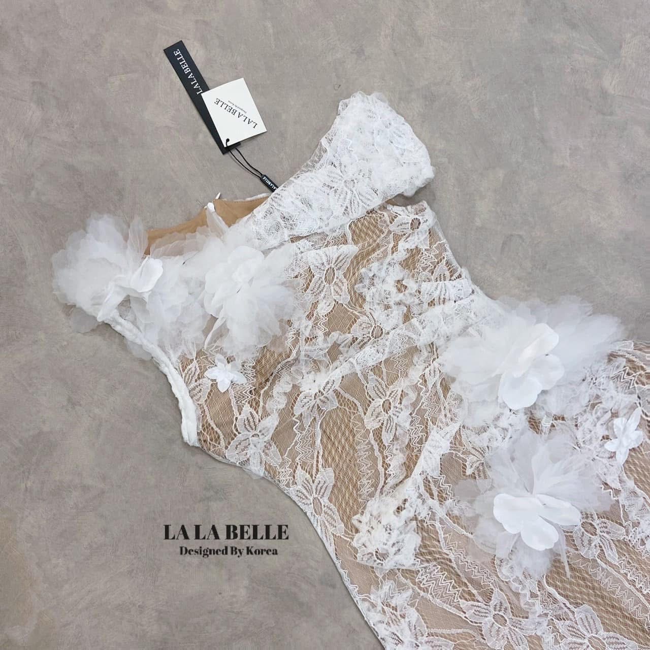 แม็กซี่เดรสลูกไม้คอปาดไหล่1ข้างเอวเข้ารูปเย็บจีบเข้าทรงช่วงเอวกระโปรงยางผ่าข้างยาวเฉียงแต่งดอไม้สามมิติ ใส่สบาย : สินค้าคุณภาพ (พร้อมส่ง)