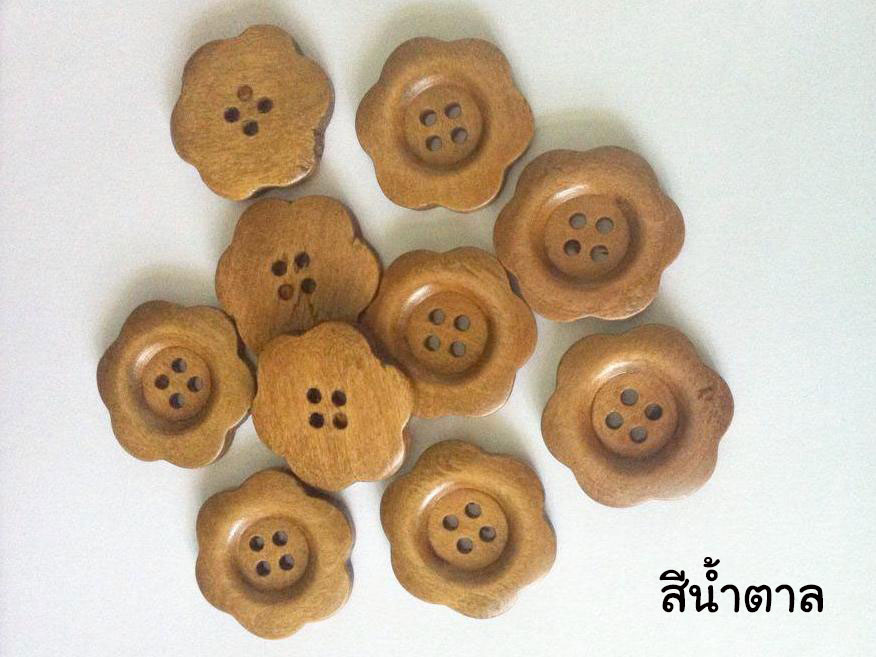 BT-4277bn กระดุมไม้สีน้ำตาล ทรงดอกไม้ ขนาด 3 ซม. (ราคา 1 ชิ้น)