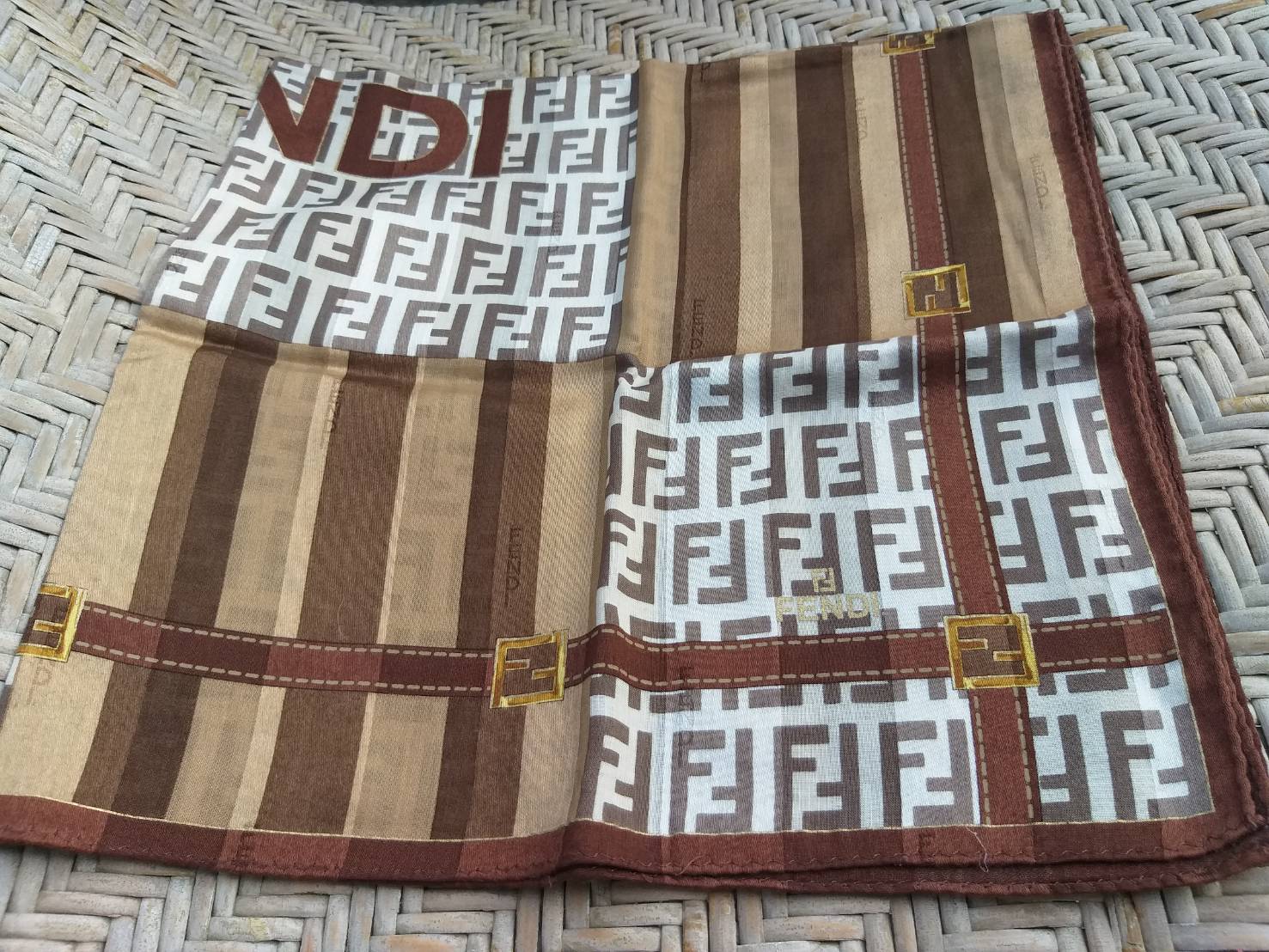 ผ้าเช็ดหน้าแบรนด์เนม FENDI ผืนใหญ่ ผ้านุ่มมาก