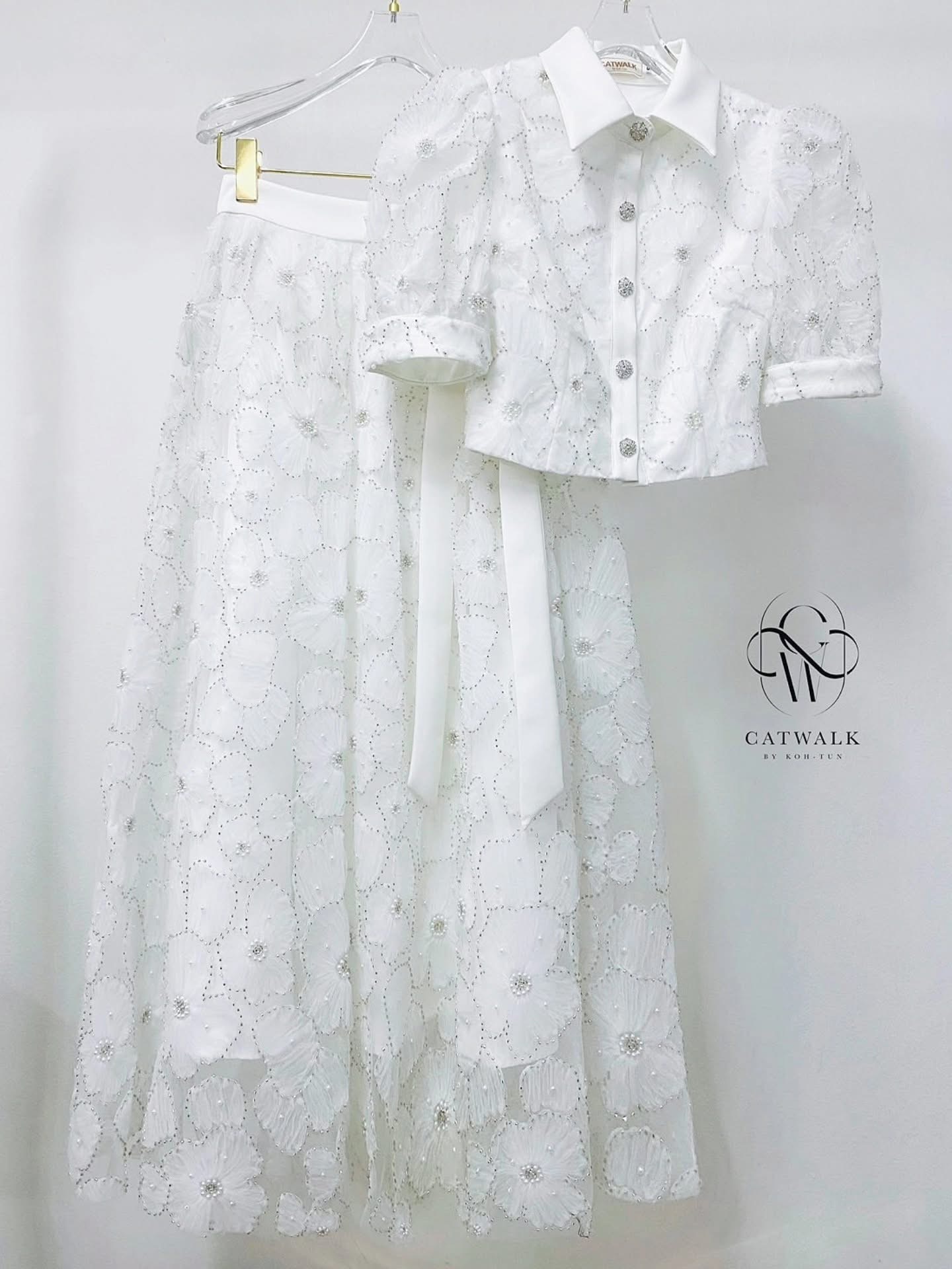 เซตเสื้อปกเชิ้ตแขนตุ๊กตาผ้าปักลาย+กระโปรงยาวทรงย้วย เนื้อผ้าตาข่ายปักมุกทั้งตัว ผ้าสวยมาก ใส่สบาย : สินค้าคุณภาพ (พร้อมส่ง)