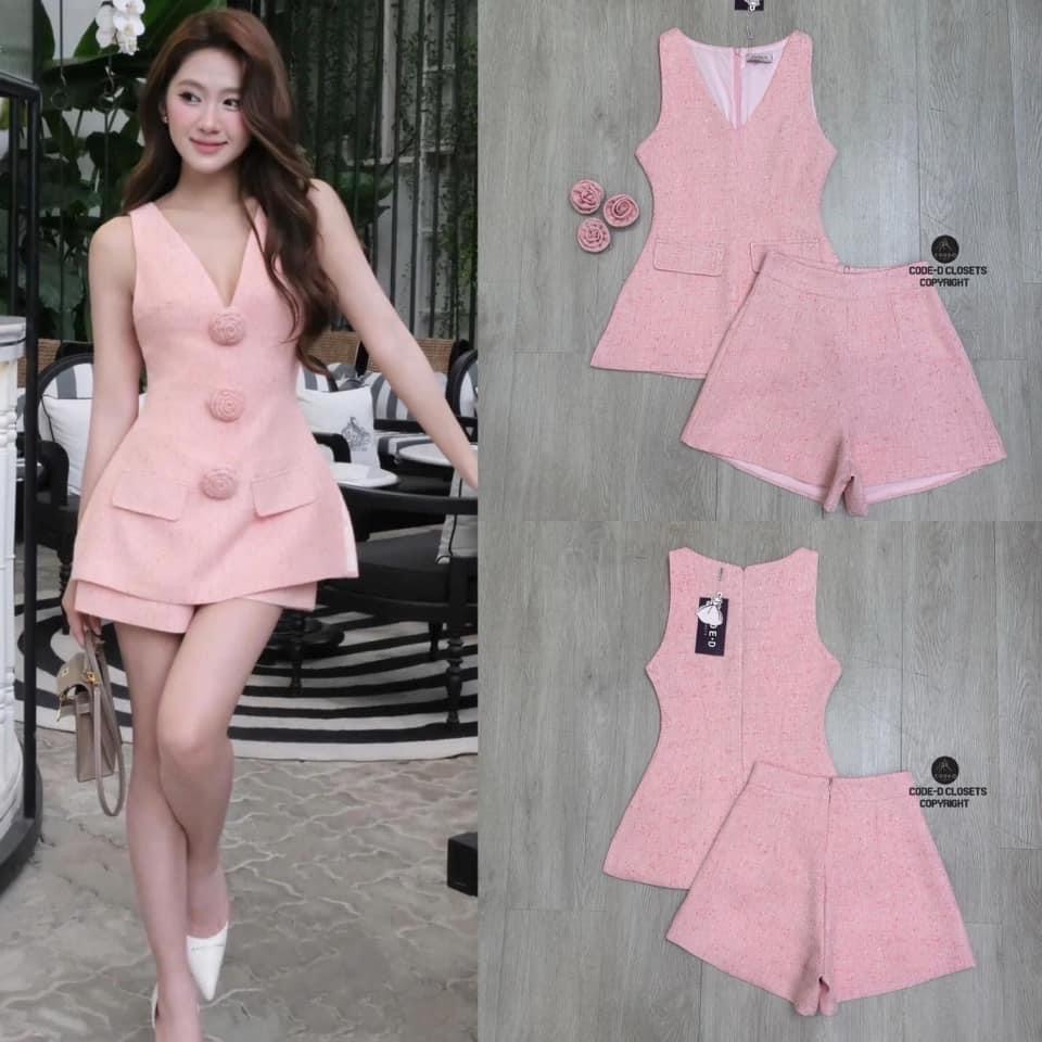 Set 2 ชิ้น สีชม ผ้าทอผสมดิ้นเงิน เสื้อคอวี แขนกุ๊ดตัวยาวดีไซน์ผ่าชายเสื้อ2ข้างเล็กน้อยอก ดีเทลแต่งเข็มกลัดดอกไม้3ดอก ทรงเข้ารูปสวย มา พร้อมกับกางเกงขาสั้น ใส่สบาย : สินค้าคุณภาพ (พร้อมส่ง)