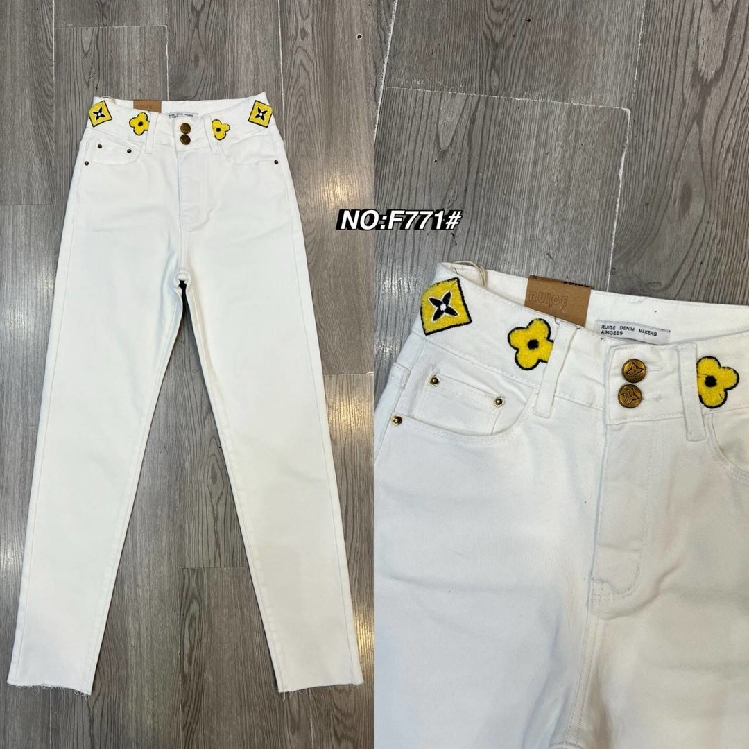 กางเกงยีนส์สีขาวรุ่นใหม่มาแล้วคะ เอวสูง ขอบเอวหนาแต่งกระดุม 2 เม็ด ดีเทลขอบเอว หน้า-หลัง มีปักลายLV ดูแพงสุดๆ ใส่สบาย : สินค้าคุณภาพ (พร้อมส่ง)